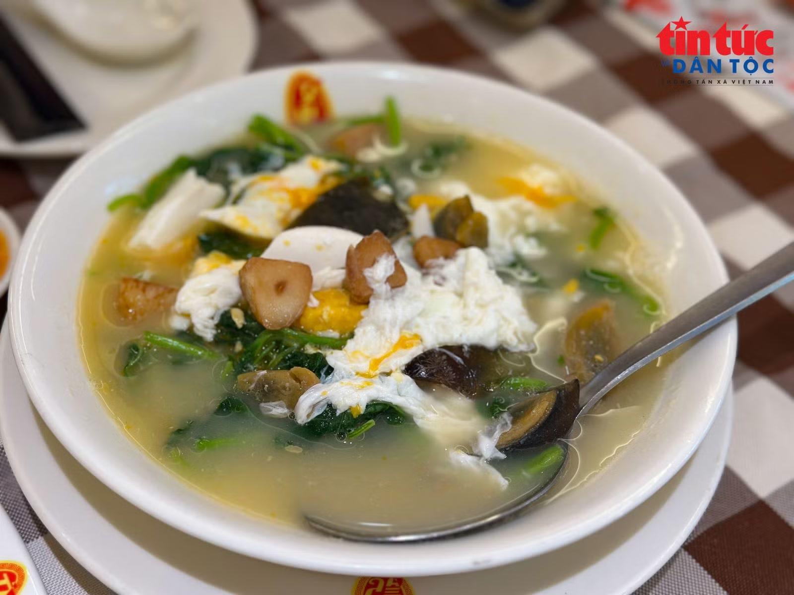 Cải bó xôi Trung Hoa chần cùng các loại trứng tạo nên món ăn giản dị nhưng đậm vị.