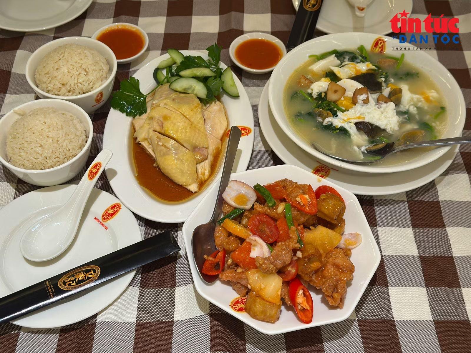 Từ những quán ăn bình dân đến các nhà hàng, Chinatown mang đến cho du khách hành trình khám phá ẩm thực đa dạng qua từng con phố.