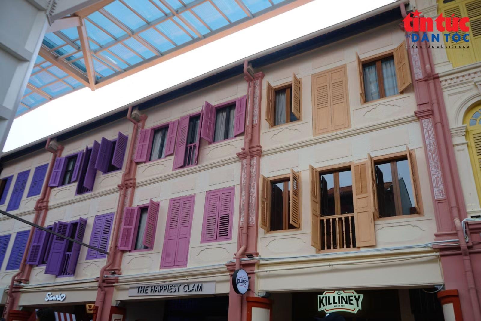 Kiến trúc shophouse với những ô cửa, ban công và gam màu rực rỡ tạo nên một Chinatown vừa hoài cổ vừa trẻ trung, sinh động.