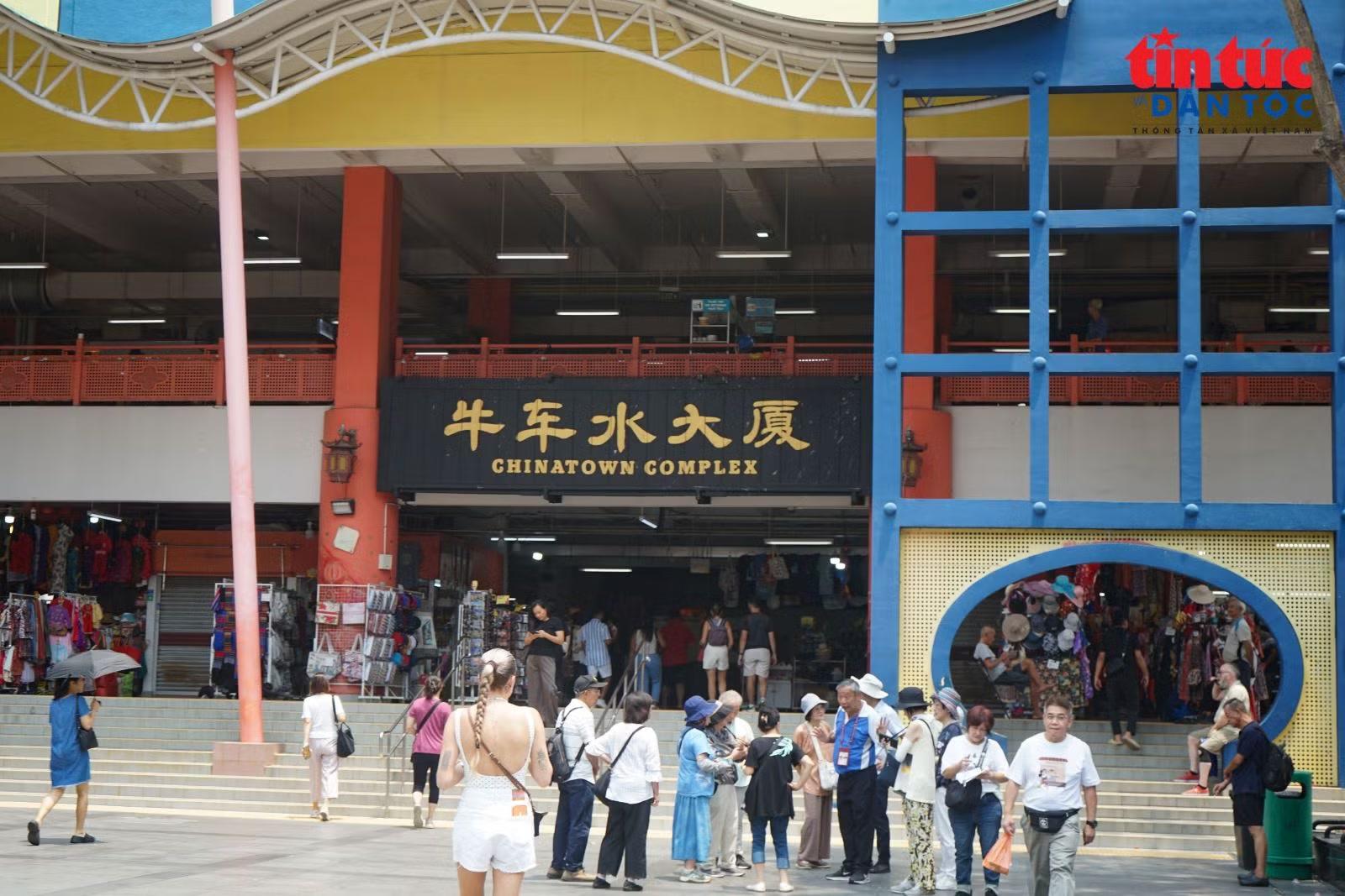 Đông đảo du khách ghé thăm, trải nghiệm mua sắm.