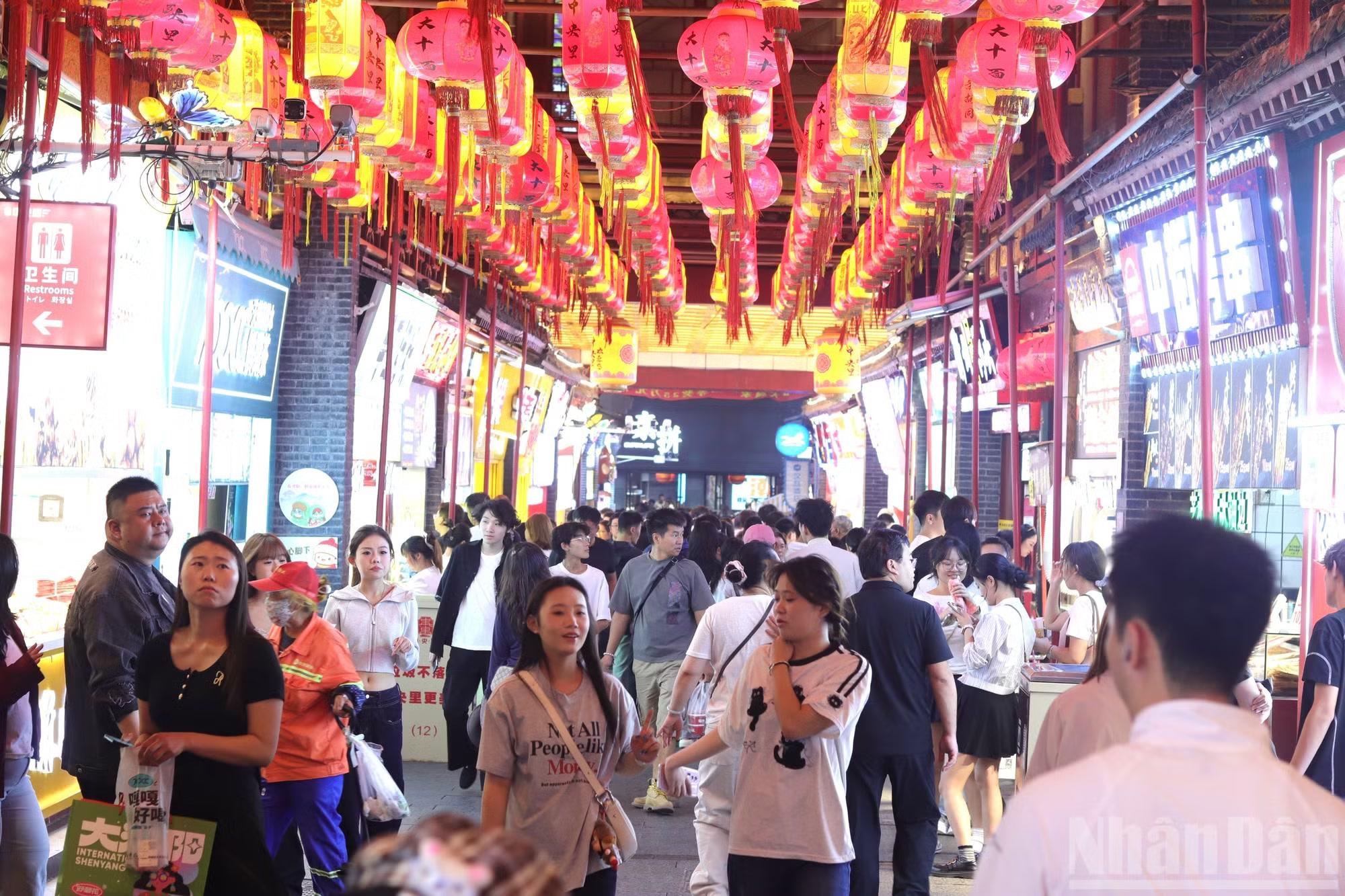 Phố đi bộ Trung Nhai mang nét cổ kính, thu hút du khách về đêm.