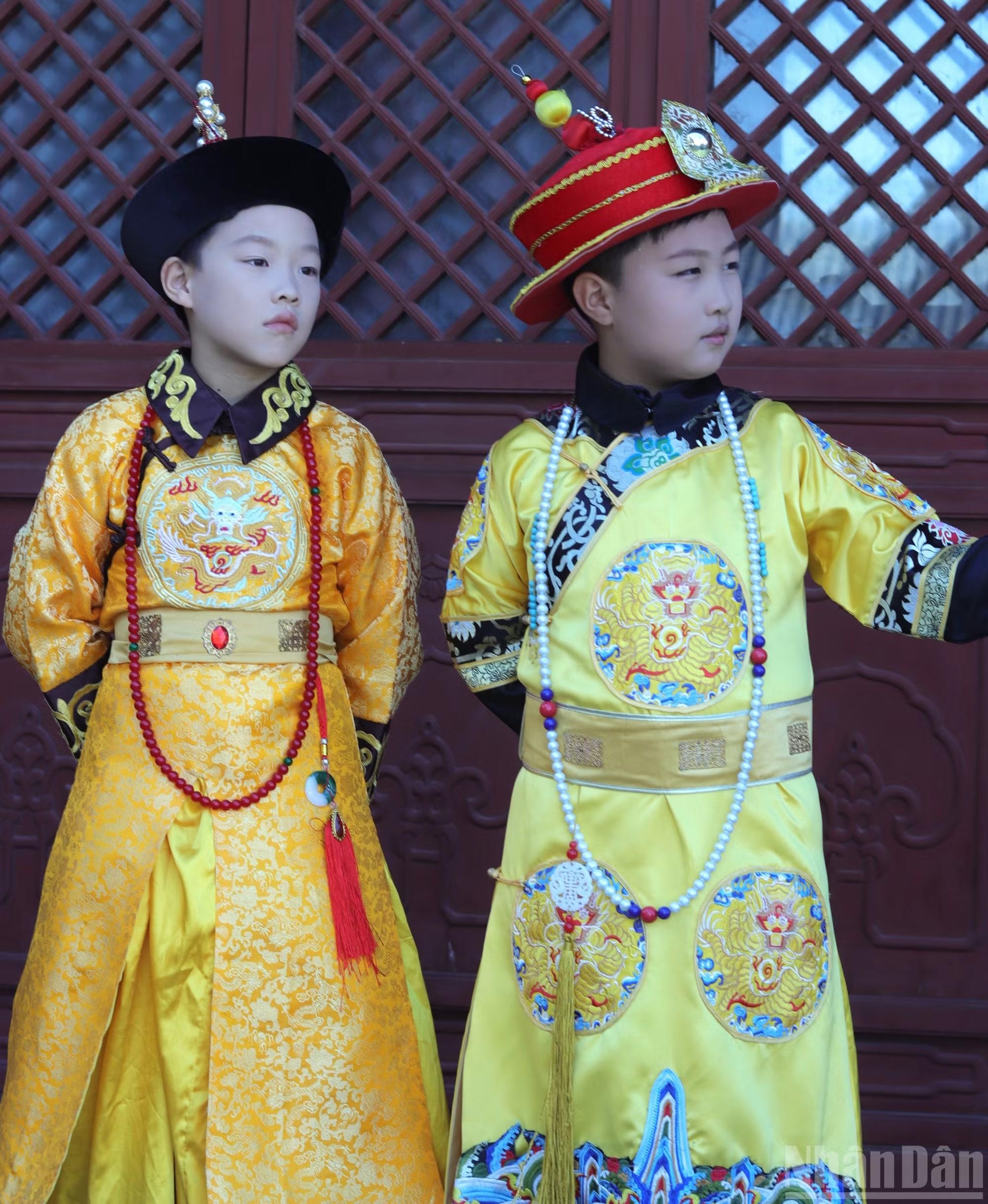 Hai bạn nhỏ trong bộ cổ trang "tiểu a ca".