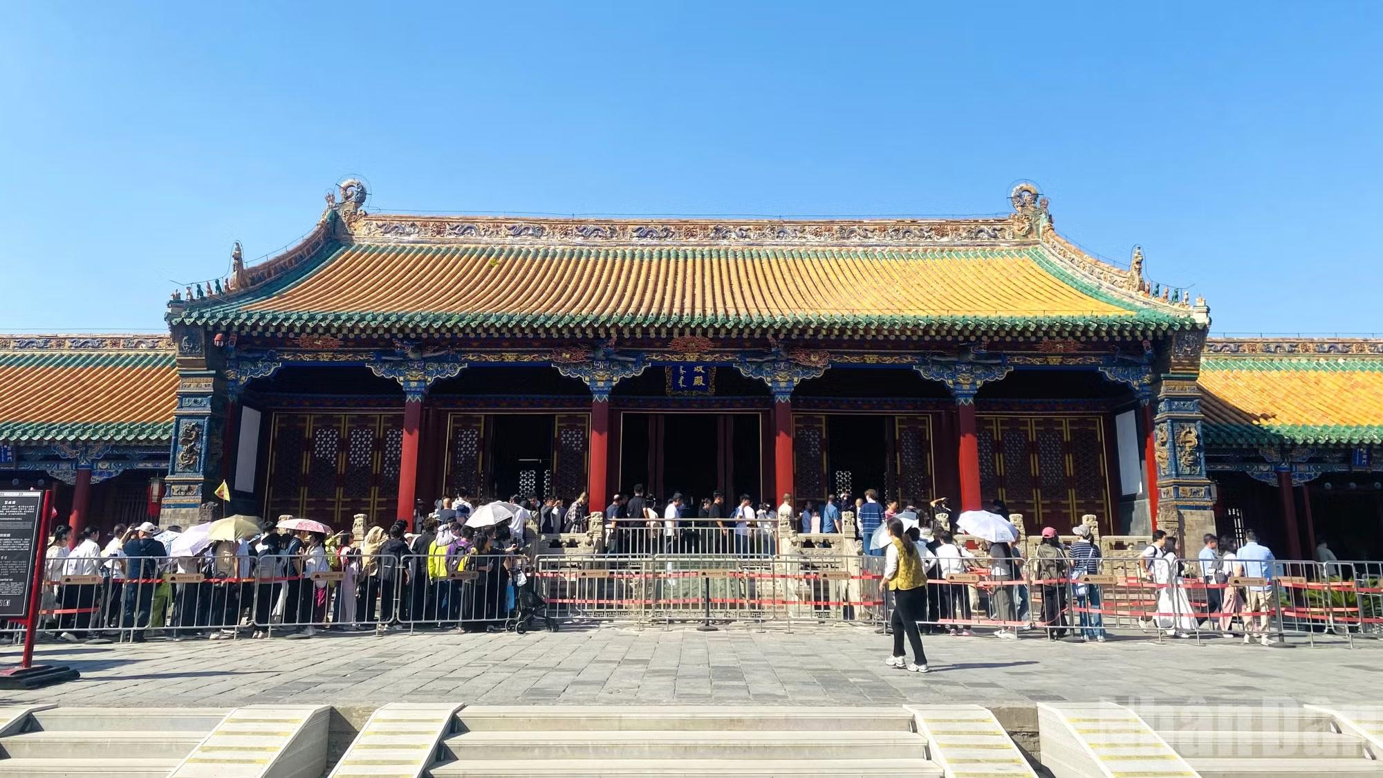 Xếp hàng vào xem ngai vàng trong Sùng chính điện ở Cố Cung Thẩm Dương.