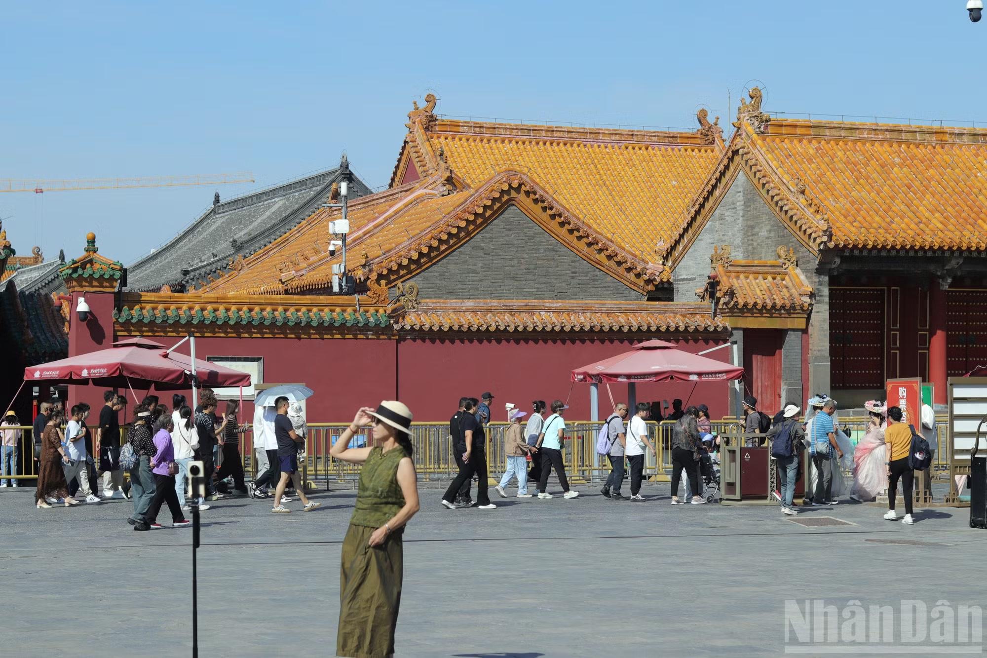 Một du khách đang tạo dáng bên những cung điện cổ kính.