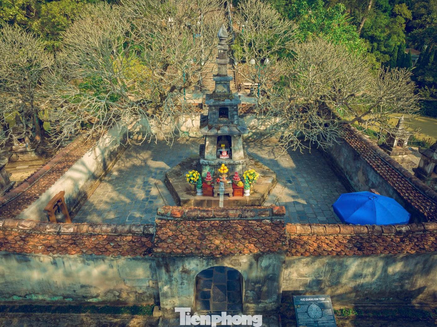Những vườn tháp cổ trong khuôn viên Huệ Quang Kim Tháp - trái tim của non thiêng Yên Tử rêu phong dưới nắng vàng. Hàng Đại hơn 700 tuổi trước chùa Hoa Yên trút lá, trơ cành khẳng khiu chờ tiết trời xuân ấm áp bung hoa nở nhụy đúng như tinh thần vượt qua khổ hạnh của đạo Phật để chờ đón an yên.