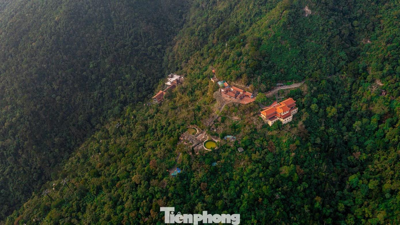 Di sản Yên Tử đang bước vào thu là mùa đẹp nhất trong năm. Nếu mùa xuân ở Yên Tử rộn ràng bước chân hành hương, mùa thu ở đây lại tĩnh lặng, níu chân du khách. Trong tiết trời dịu mát, du khách có thể chậm bước giữa không gian trong trẻo, cảm nhận văn hóa Trúc Lâm.