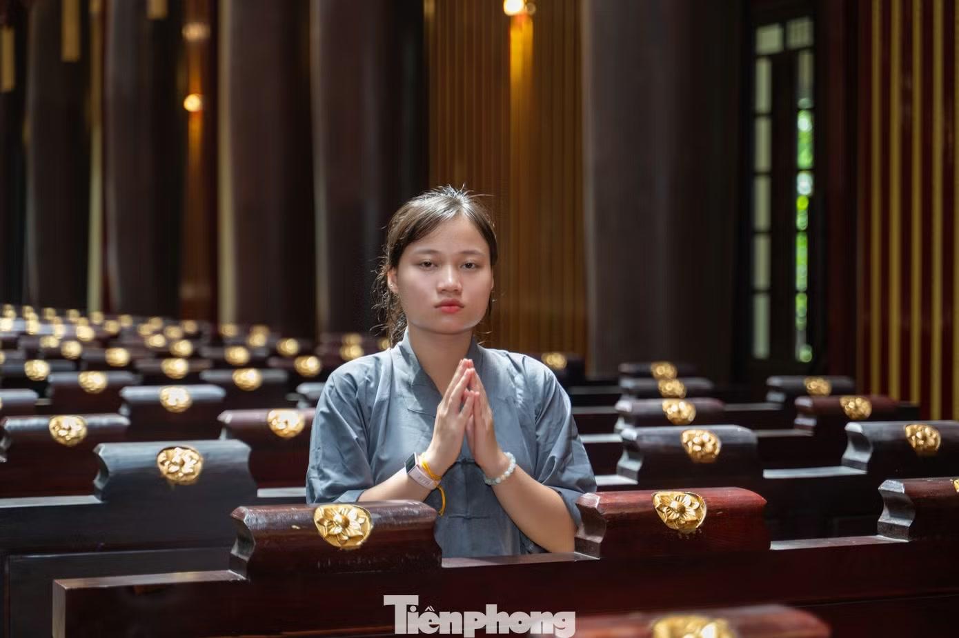 Yên Tử mùa thu chính là sự kết hợp hoàn hảo giữa vẻ đẹp thiên nhiên và giá trị tâm linh sâu sắc. Từ sắc vàng rực rỡ của rừng cây đến không gian thiền định tĩnh lặng trên đỉnh núi thiêng, mỗi khoảnh khắc tại đây đều mang lại cảm giác bình yên khó tả. Đến non thiêng Yên Tử mùa thu là chuyến hành hương để tận hưởng trọn vẹn vẻ đẹp của mùa lá vàng và tìm về sự an lạc trong tâm hồn.