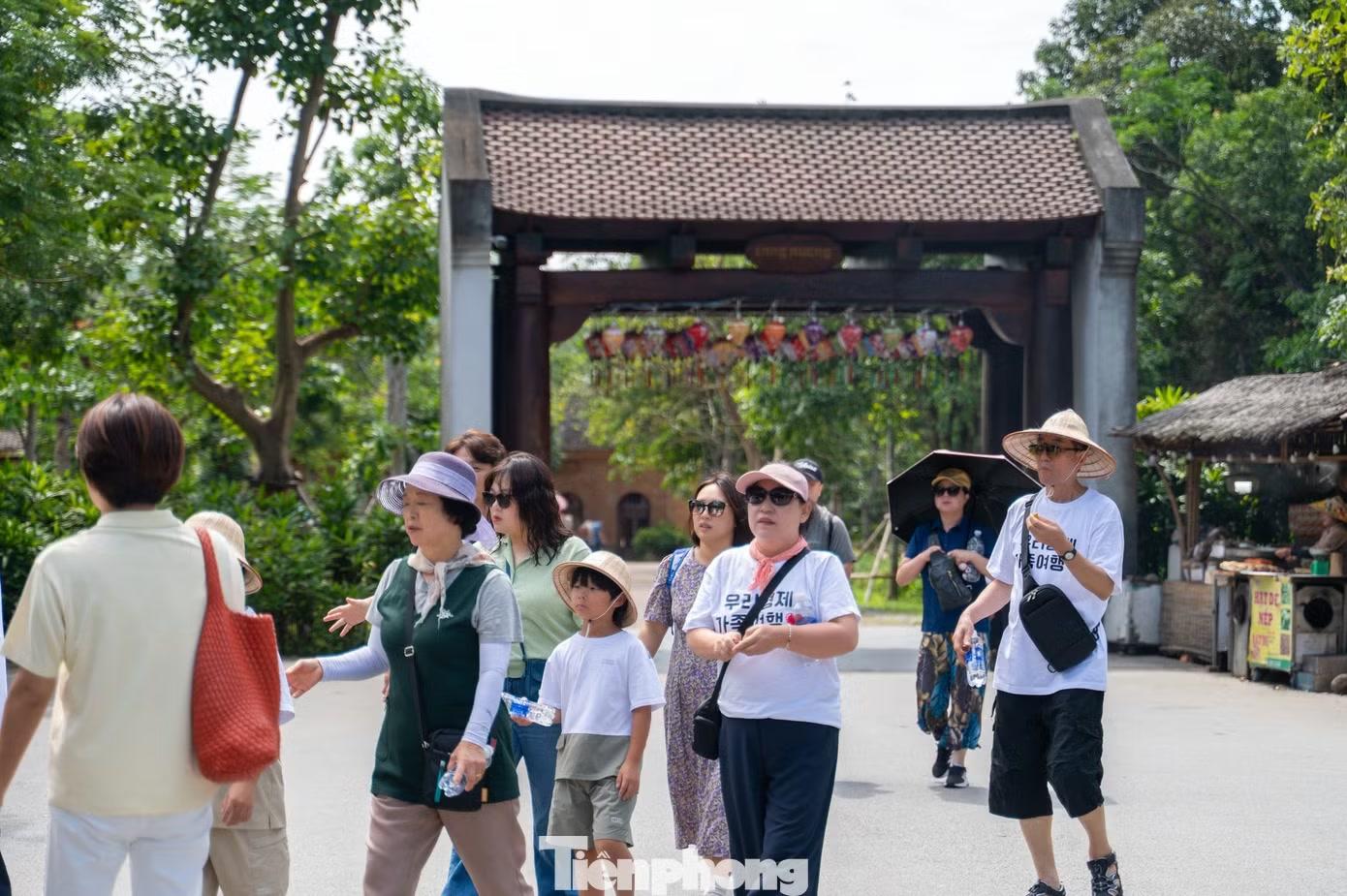 Theo thành phố Quảng Ninh, chương trình “Sắc thu thiền định” dự kiến diễn ra từ trung tuần tháng 8 đến tháng 12 tại Khu di tích Yên Tử và một số điểm du lịch trên địa bàn phường Yên Tử. Nhiều trải nghiệm được tổ chức hằng ngày theo khung giờ cố định, thuận tiện cho việc tham quan, nghỉ dưỡng của du khách.