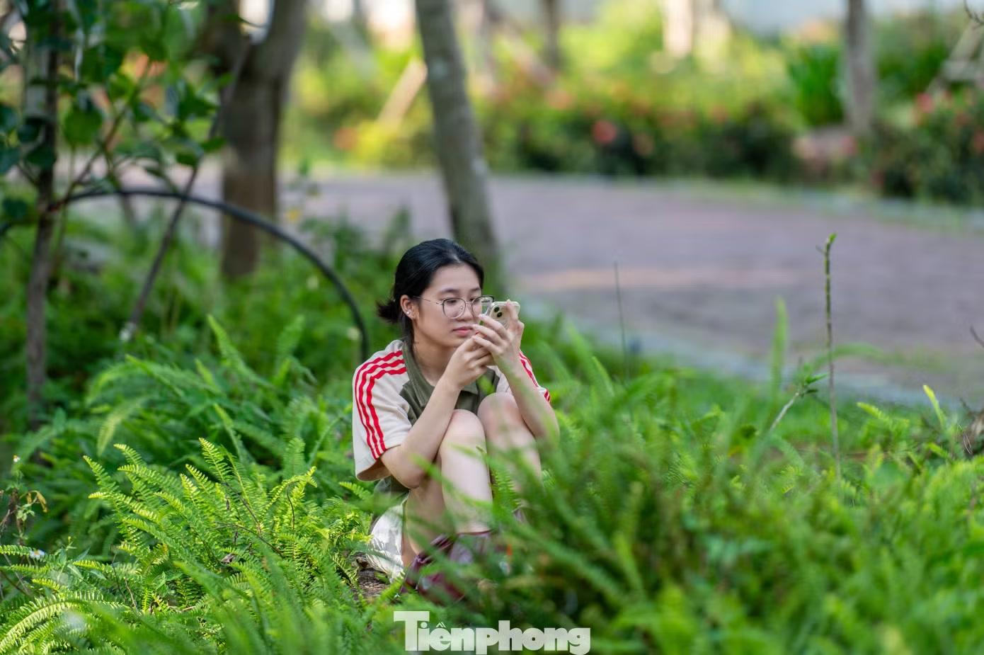 Nguyễn Thu Duyên, đến từ Hà Nội, cho biết em có trải nghiệm tuyệt vời trong những ngày cuối tuần tại đây. Từ không gian tĩnh mịch, yên tĩnh của núi rừng non thiêng Yên Tử chỉ có tiếng chuông chùa vang lên như chữa lành tâm hồn.