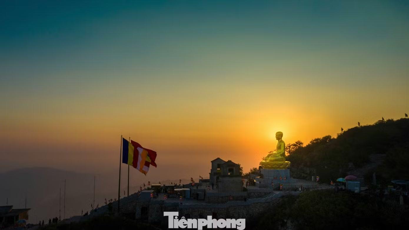 Bước vào tháng 9, Yên Tử mùa thu chuyển mình với sắc màu mê hoặc lòng người. Thời tiết mát lạnh, cây lá chuyển dần sang tông vàng đỏ rực rỡ, những vạt mây trắng phủ hững hờ trên đỉnh núi tạo không gian trầm mặc, thanh tịnh.