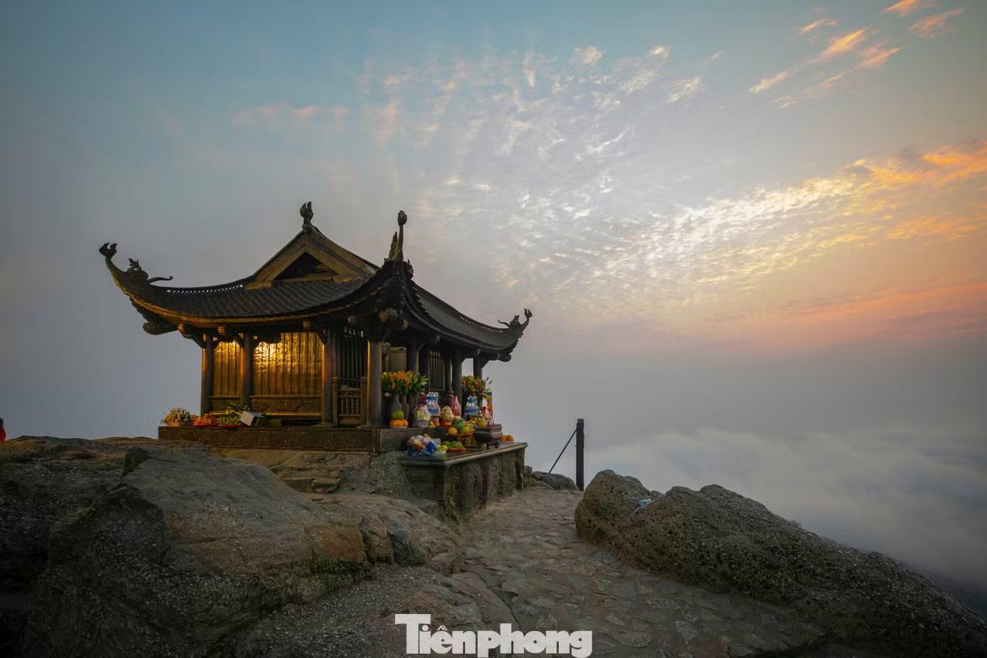 Ở độ cao 1.068 m so với mực nước biển, núi Yên Tử sừng sững trên dãy cánh cung Đông Triều, nằm ranh giới giữa Quảng Ninh và Bắc Ninh (tỉnh Bắc Giang cũ). Núi thiêng này không chỉ mang vẻ đẹp tự nhiên hùng vĩ mà còn lưu giữ dấu ấn tâm linh sâu sắc qua hàng trăm năm lịch sử. Quần thể chùa, am, tháp cổ kính điểm tô khắp sườn núi tạo nên khung cảnh linh thiêng hiếm có.