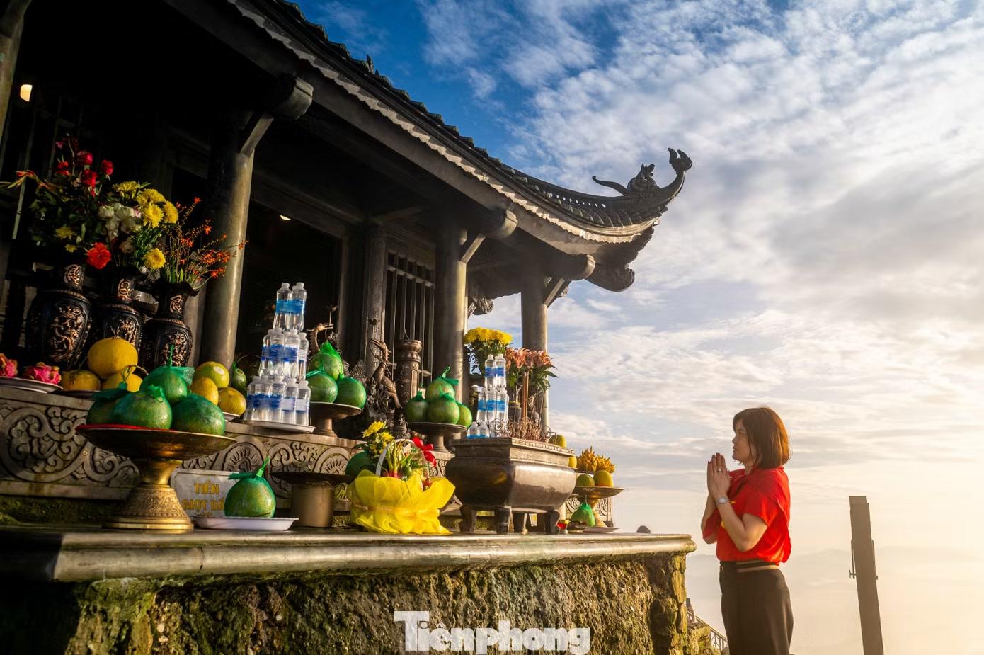"Điều em cảm thấy thú vị là hành trình hành hương lên non thiêng Yên Tử từ tờ mờ sớm, băng qua những cánh rừng hàng nghìn năm tuổi, những tảng đá nhuộm màu rêu phong hay dòng suối chảy róc rách trên hành trình thượng sơn. Cảm giác thích thú nhất là được ngắm những ánh nắng bình minh le lói sau màn mây chào đón ngày mới ngay trên đỉnh chùa Đồng", Duyên chia sẻ.