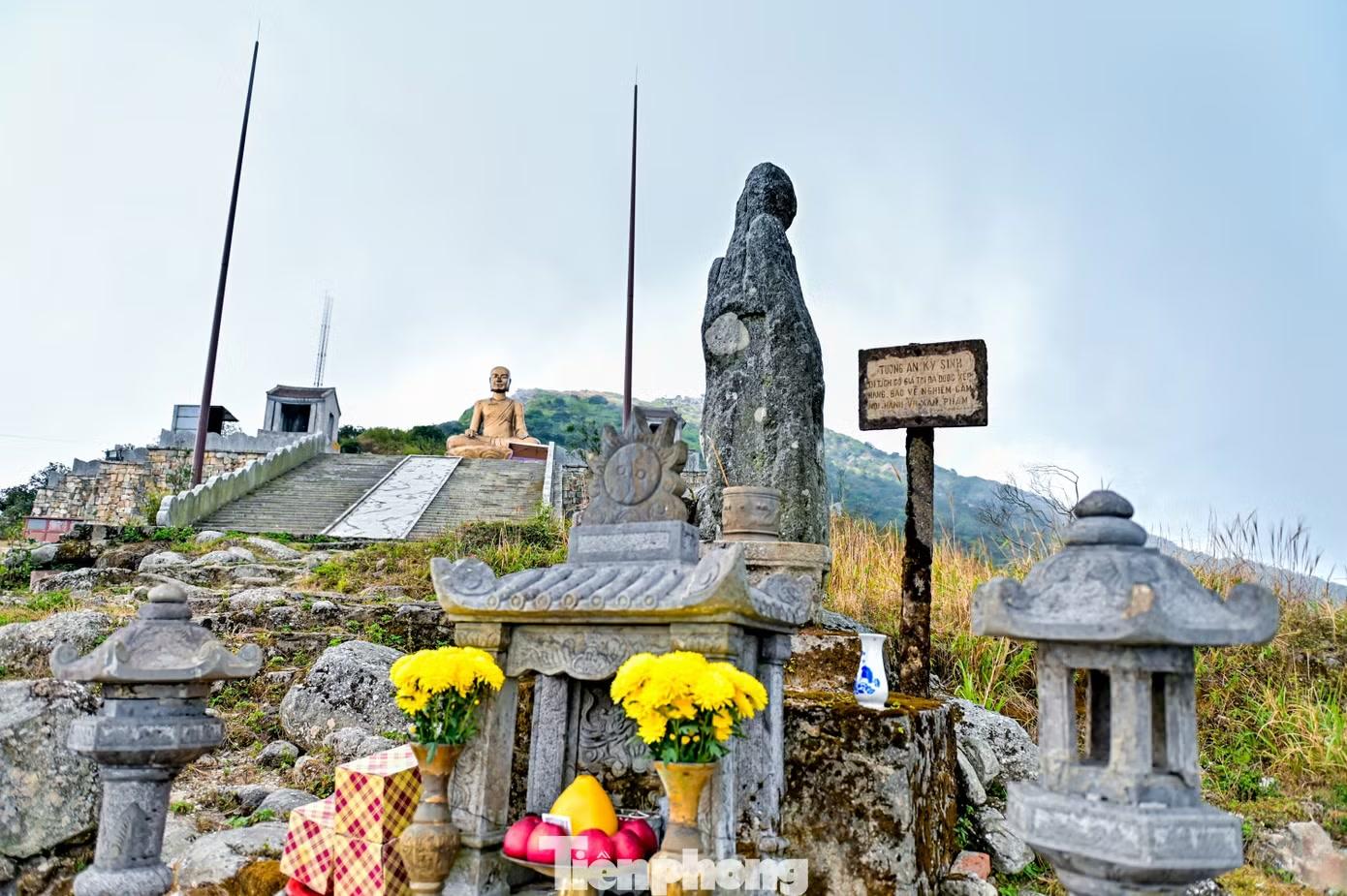 Cùng với ánh nắng vàng xiên nhẹ trên những mái ngói uốn cong mang đậm dấu ấn của Phật giáo thời Trần. Mùa thu trên non thiêng Yên Tử, với tiết trời mát mẻ và cảnh sắc thay đổi từng ngày, là thời điểm lý tưởng để tu tập và chiêm nghiệm giúp du khách thấu hiểu sâu hơn triết lý “cư trần lạc đạo” - sống giữa đời thường mà vẫn giữ tâm an lạc, tự tại.
