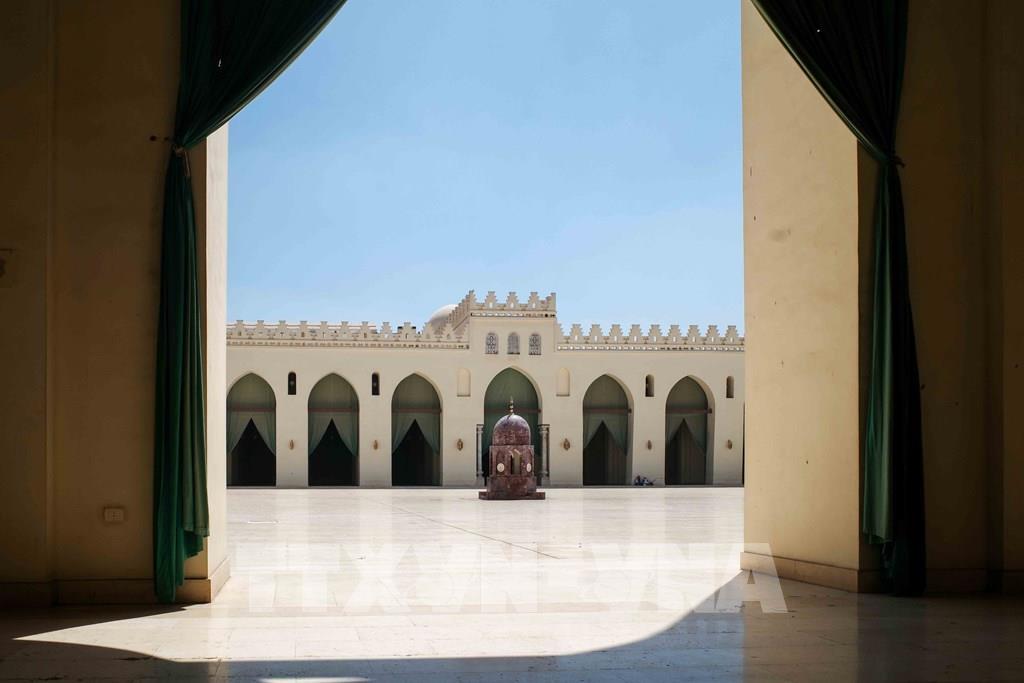 Nhà thờ Hồi giáo al-Hakim bi-Amr Allah là nhà thờ Hồi giáo lâu đời thứ tư tại Ai Cập và lớn thứ hai sau Nhà thờ Hồi giáo ibn Tulun. Nhà thờ tọa lạc ở phố al-Muizz thuộc quận al-Gamaliya, gần cổng Bab al-Futuh. Đây từng đóng vai trò là trung tâm của dòng Hồi giáo Shiite tại Ai Cập, hoạt động tương tự như Nhà thờ Hồi giáo al-Azhar vào thời kỳ Fatimid. Thánh đường đã trải qua nhiều đợt trùng tu trong suốt chiều dài lịch sử. Ảnh: Hoàng Nhật - PV TTXVN tại Ai Cập
