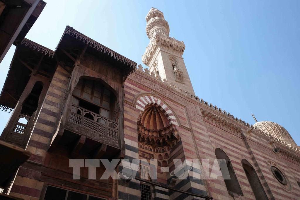 Nhà thờ Hồi giáo Al-Ashraf, hay còn gọi là Tổ hợp Nhà thờ Hồi giáo - Trường học Sultan Al-Ashraf Barsbay , là một quần thể công trình tôn giáo và lăng mộ Hồi giáo bao gồm nhà thờ, trường học, lăng mộ và nơi lưu trú, tọa lạc trên phố al-Muizz. Công trình này được xây dựng dưới thời Mamluk bởi Sultan Al-Ashraf Barsbay thuộc triều đại Burji. Ảnh: Hoàng Nhật - PV TTXVN tại Ai Cập