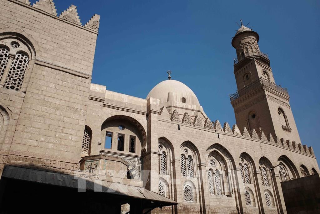 Quần thể Qalawun hay còn gọi là quần thể lăng mộ của Sultan al-Mansur Qalawun, là một tổ hợp công trình tôn giáo mang tính lịch sử nằm tại khu vực Bayn al-Qasrayn trên phố al-Muizz. Được Sultan al-Mansur Qalawun cho xây dựng trong khoảng thời gian từ năm 1284 đến 1285, quần thể này mang đặc điểm của nhiều công trình tôn giáo - từ thiện khác, bao gồm một bệnh viện, một trường học, một lăng mộ và một nhà thờ Hồi giáo. Ảnh: Hoàng Nhật - PV TTXVN tại Ai Cập
