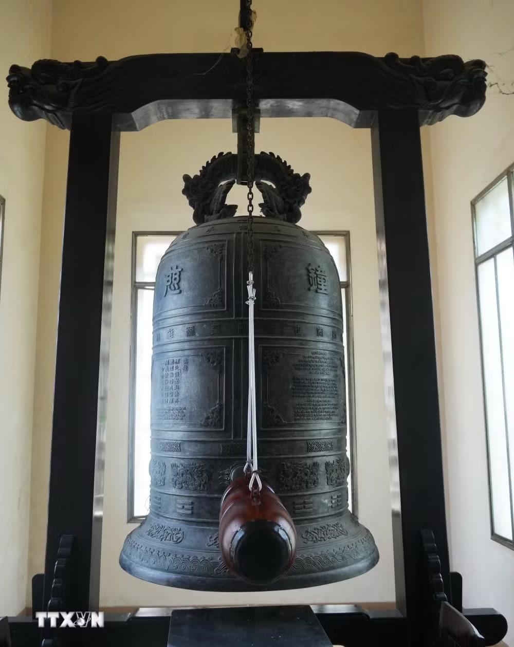 Đại hồng chung trong chùa Từ Đàm, thành phố Huế. (Ảnh: Nguyên Lý/TTXVN)