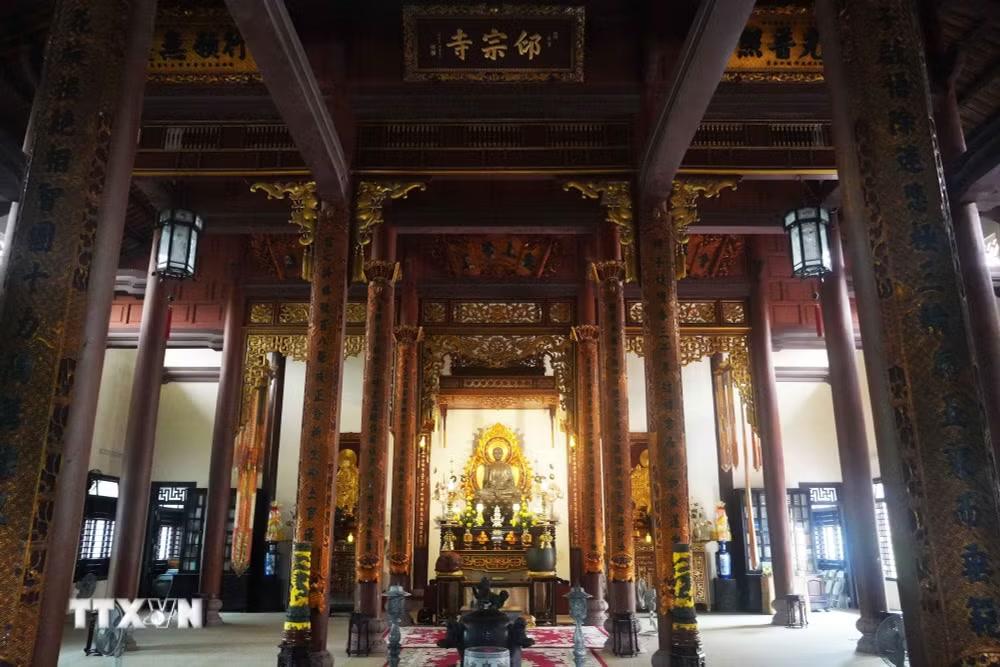 Gian giữa trong chánh điện chùa Từ Đàm, thành phố Huế. (Ảnh: Nguyên Lý/TTXVN)
