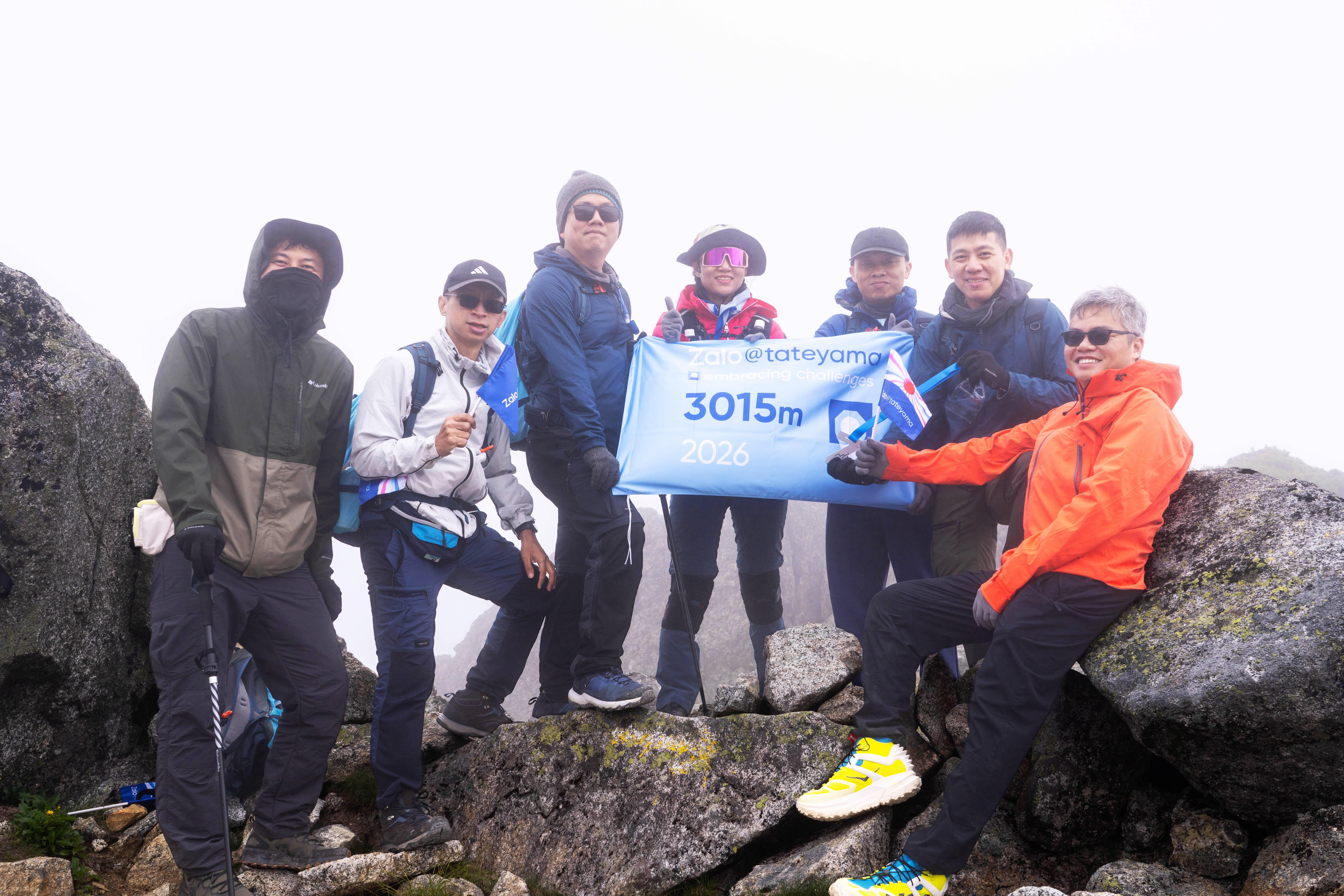 Các thành viên Zalo check-in tại đỉnh Onanjiyama cao 3.015 m.