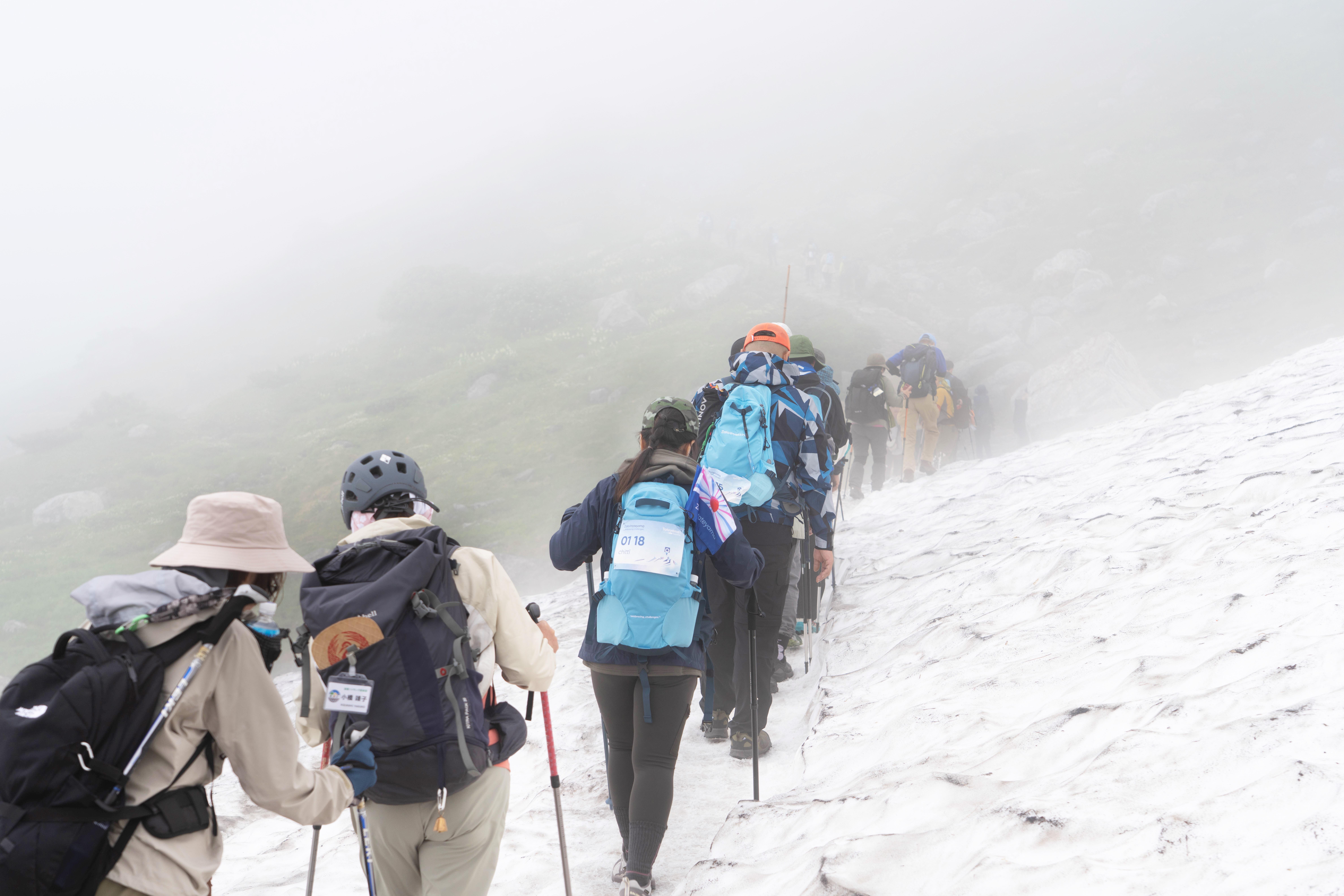 Tuyết và sương mù giăng kín lối đi nhưng không thể cản bước tinh thần embracing challenges của 73 quản lý Zalo.
