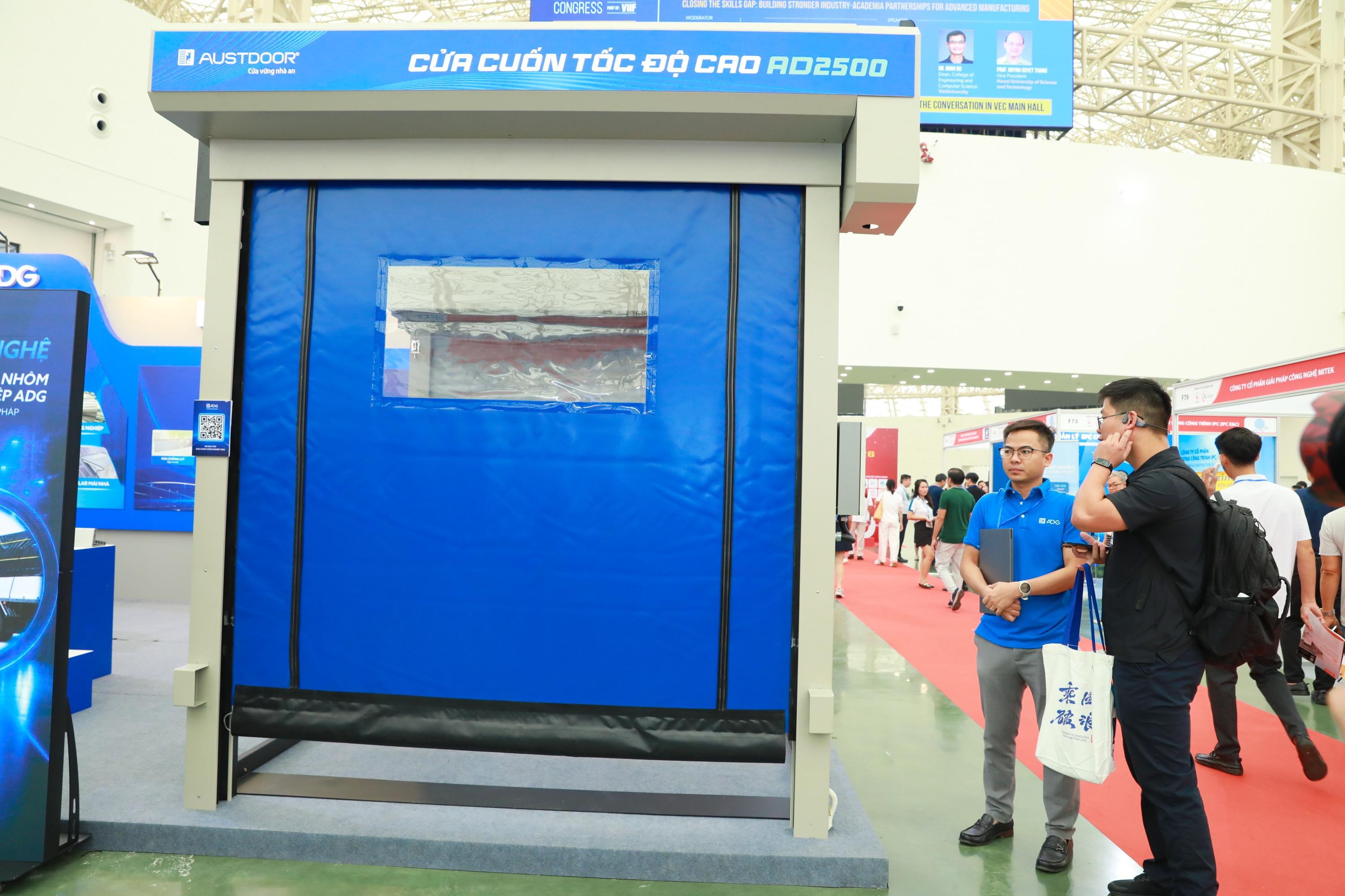  Khách hàng quốc tế trải nghiệm giải pháp cửa công nghiệp của Tập đoàn Austdoor. 