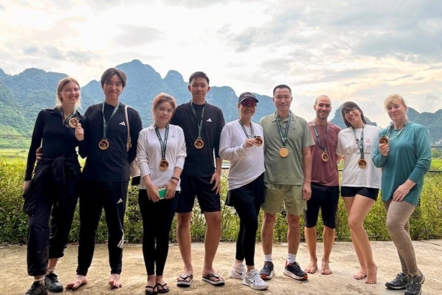  Lee Cobaj (ngoài cùng bên phải) cùng các thành viên trong đoàn nhận huy chương bằng tre sau khi kết thúc hành trình. Ảnh: Lee Cobaj/Telegraph.