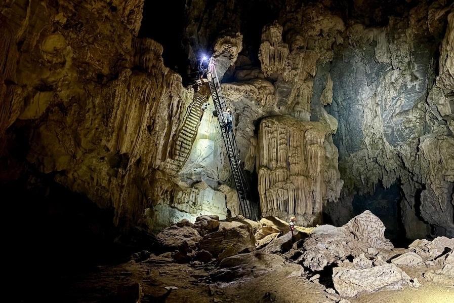  Du khách đeo dây an toàn khi xuống cầu thang dốc trong hành trình khám phá hang Hung Ton. Ảnh: Lee Cobaj/Telegraph.
