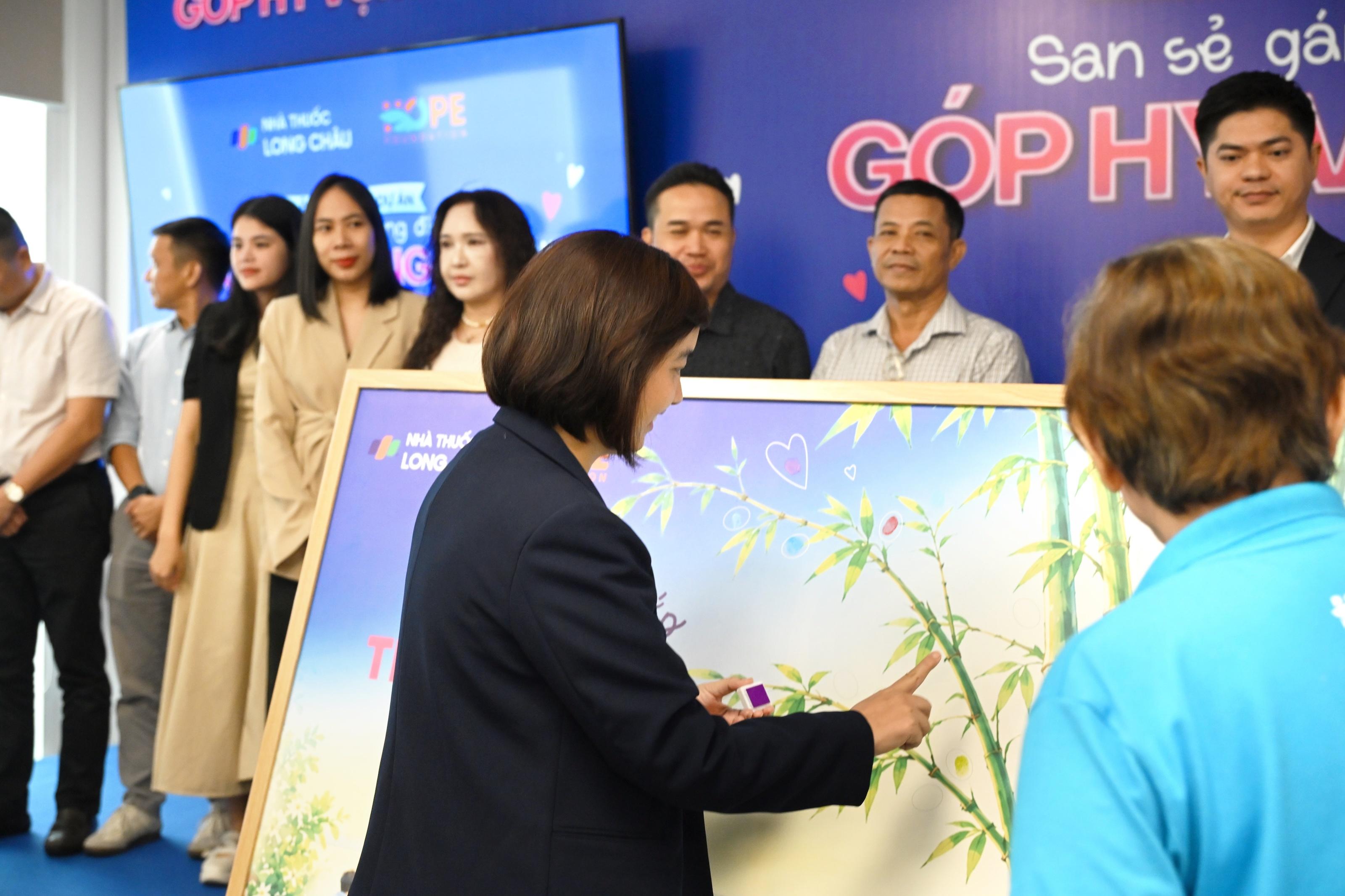  Các đại biểu cùng tô điểm hoàn thành bức tranh “Cùng vun đắp thành lũy sức khỏe”, đồng hành bảo vệ sức khỏe người Việt. 