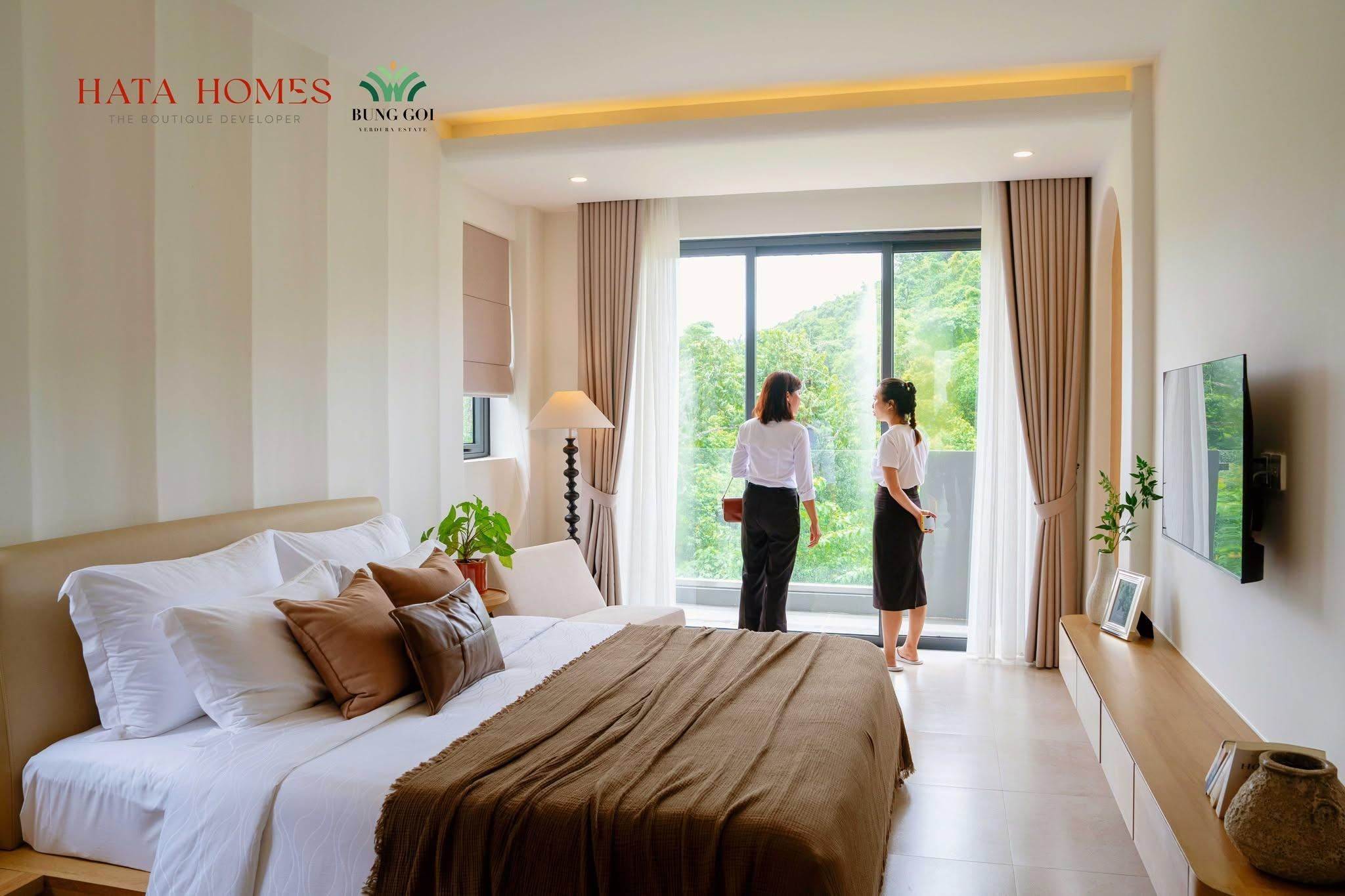  Khách hàng tham quan nhà mẫu tại dự án.