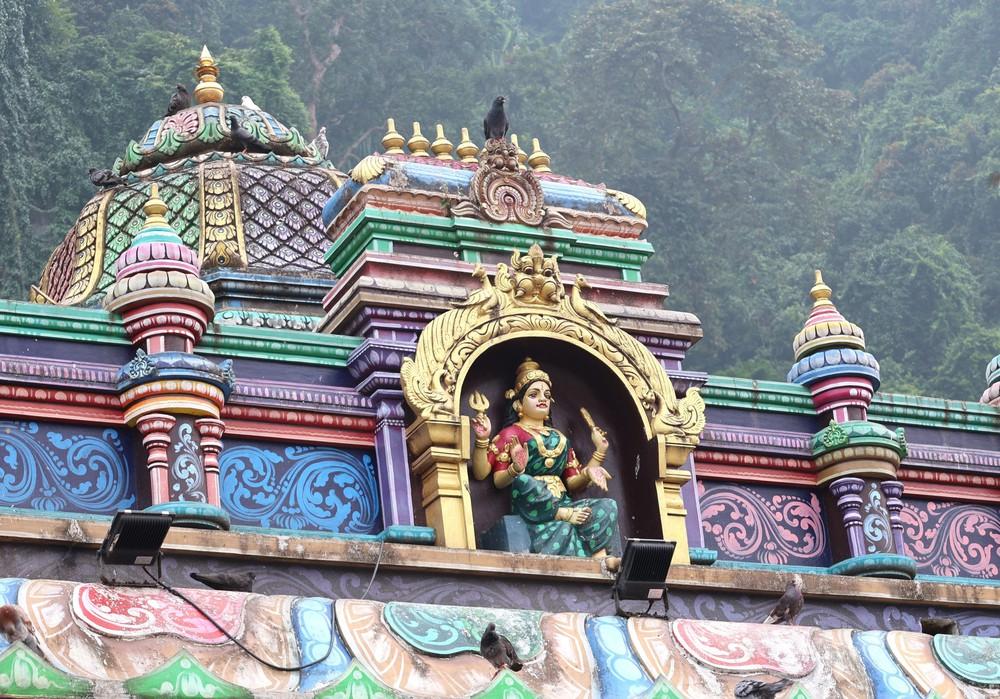 Kiến trúc đền Hindu nằm dưới chân vách núi đá vôi tại Động Batu. Ảnh: Thanh Bình – PV TTXVN tại Kuala Lumpur