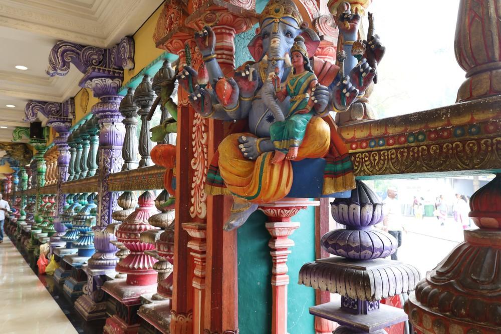 Tượng thần Ganesha cùng hệ thống cột, phù điêu và họa tiết trang trí nhiều màu sắc bên trong một công trình đền Hindu tại quần thể Động Batu. Ảnh: Thanh Bình – PV TTXVN tại Kuala Lumpur