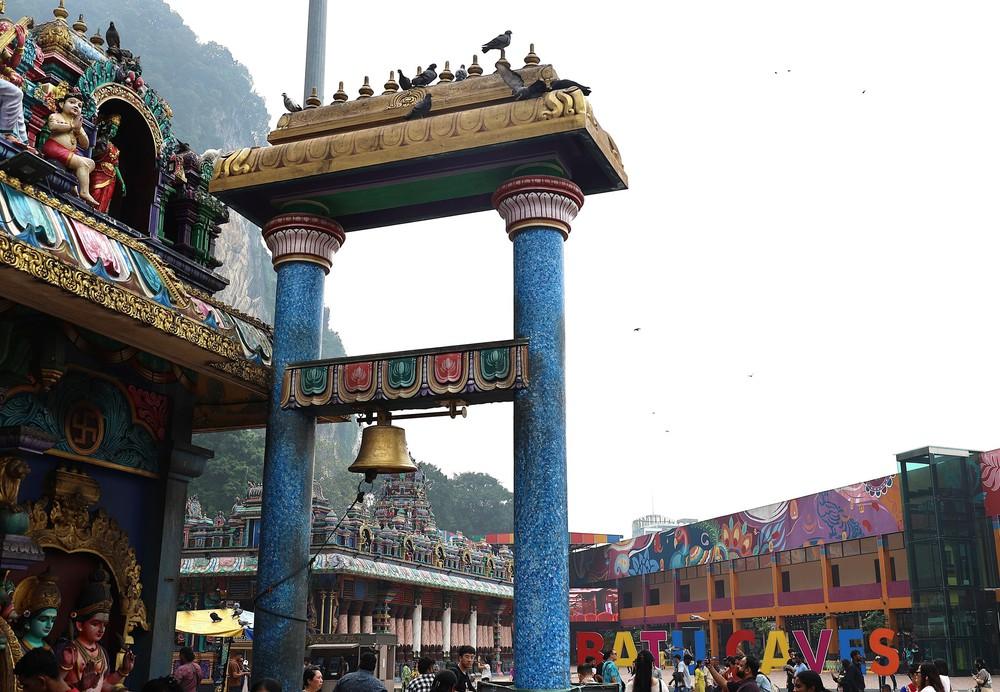 Chiếc chuông lớn trong khuôn viên đền Hindu tại Động Batu. Ảnh: Thanh Bình – PV TTXVN tại Kuala Lumpur