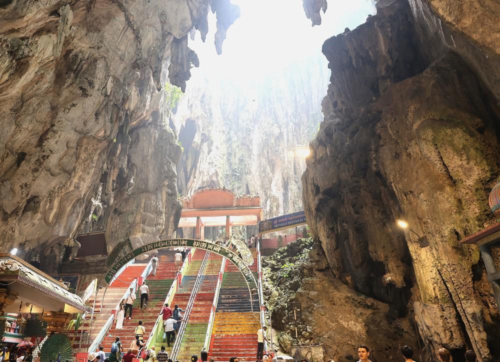 Hang Đền (Temple Cave hay Cathedral Cave) là hang động lớn nhất, có trần cao khoảng 100m với nhiều đền thờ Ấn Độ giáo - là trung tâm tâm linh của quần thể Động Batu. Ảnh: Thanh Bình – PV TTXVN tại Kuala Lumpur