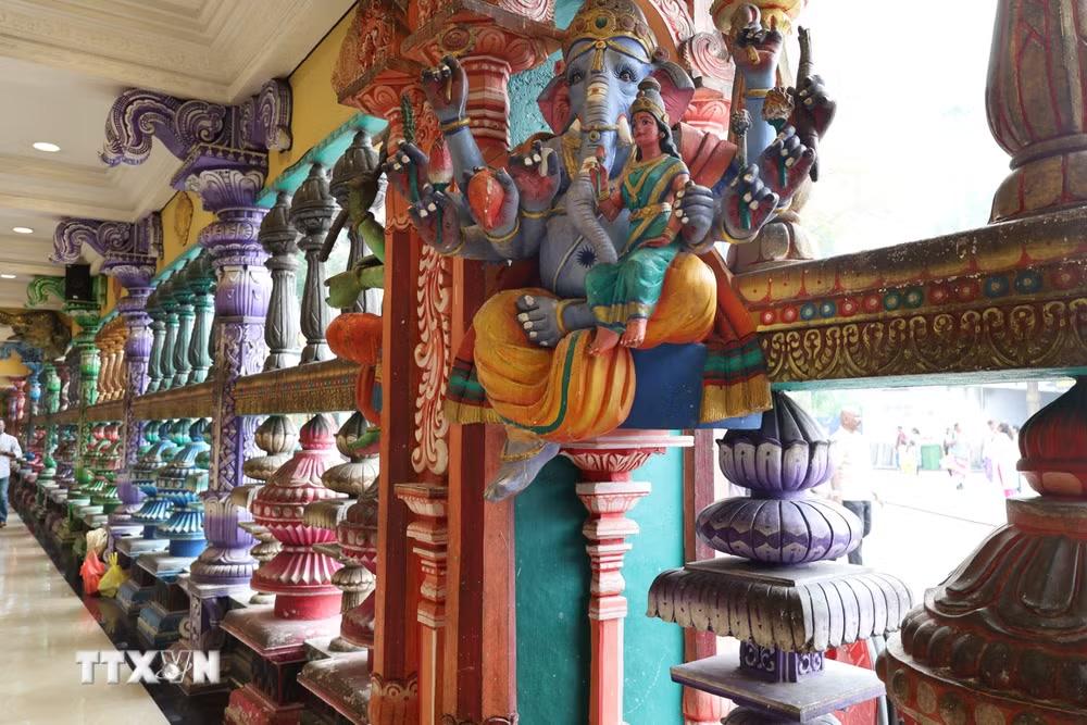 Tượng thần Ganesha cùng hệ thống cột, phù điêu và họa tiết trang trí nhiều màu sắc bên trong một công trình đền Hindu tại quần thể Động Batu. (Ảnh: Thanh Bình/TTXVN)
