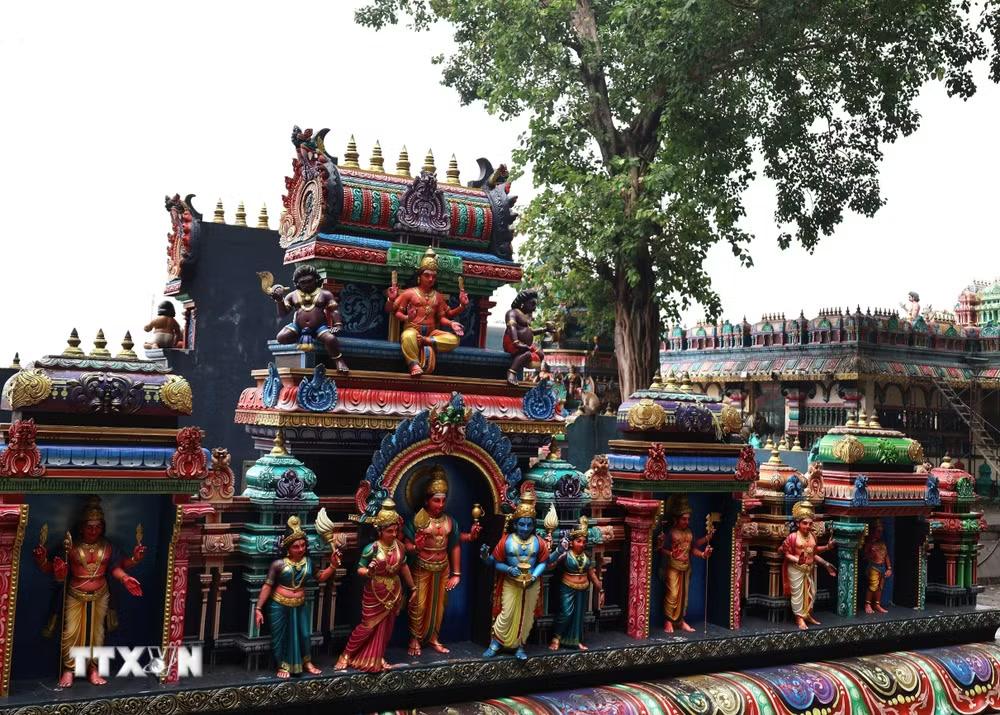 Kiến trúc đền Hindu nằm dưới chân vách núi đá vôi tại Động Batu. (Ảnh: Thanh Bình/TTXVN)
