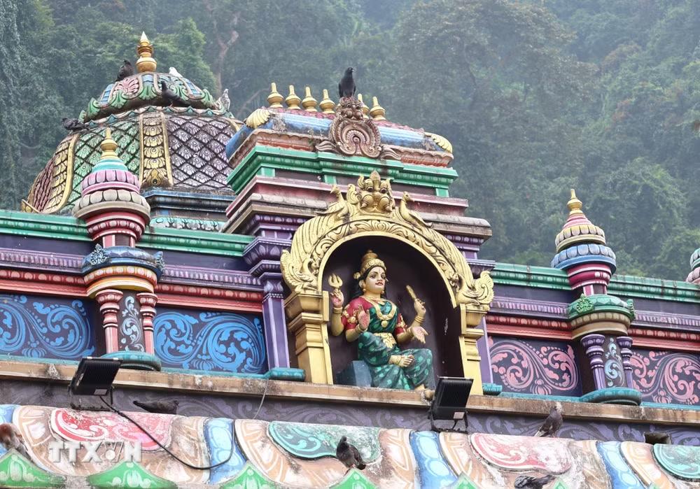 Kiến trúc đền Hindu nằm dưới chân vách núi đá vôi tại Động Batu. (Ảnh: Thanh Bình/TTXVN)