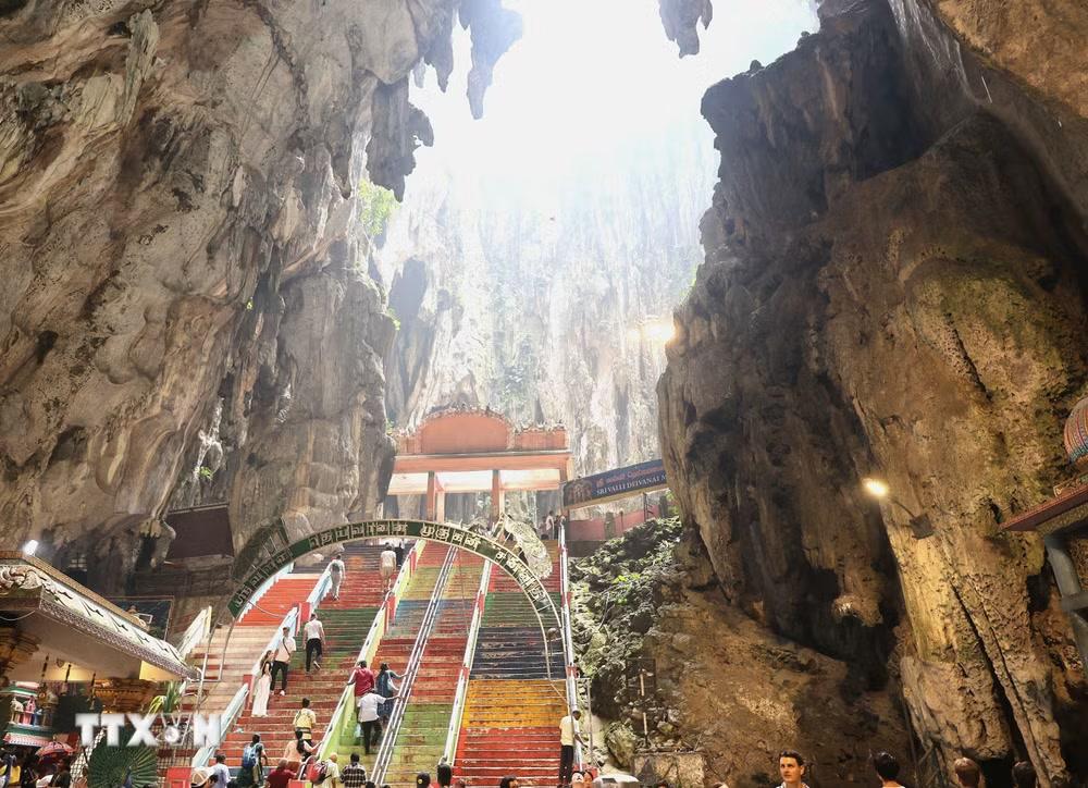 Hang Đền (Temple Cave hay Cathedral Cave) là hang động lớn nhất, có trần cao khoảng 100m với nhiều đền thờ Ấn Độ giáo - là trung tâm tâm linh của quần thể Động Batu. (Ảnh: Thanh Bình/TTXVN)