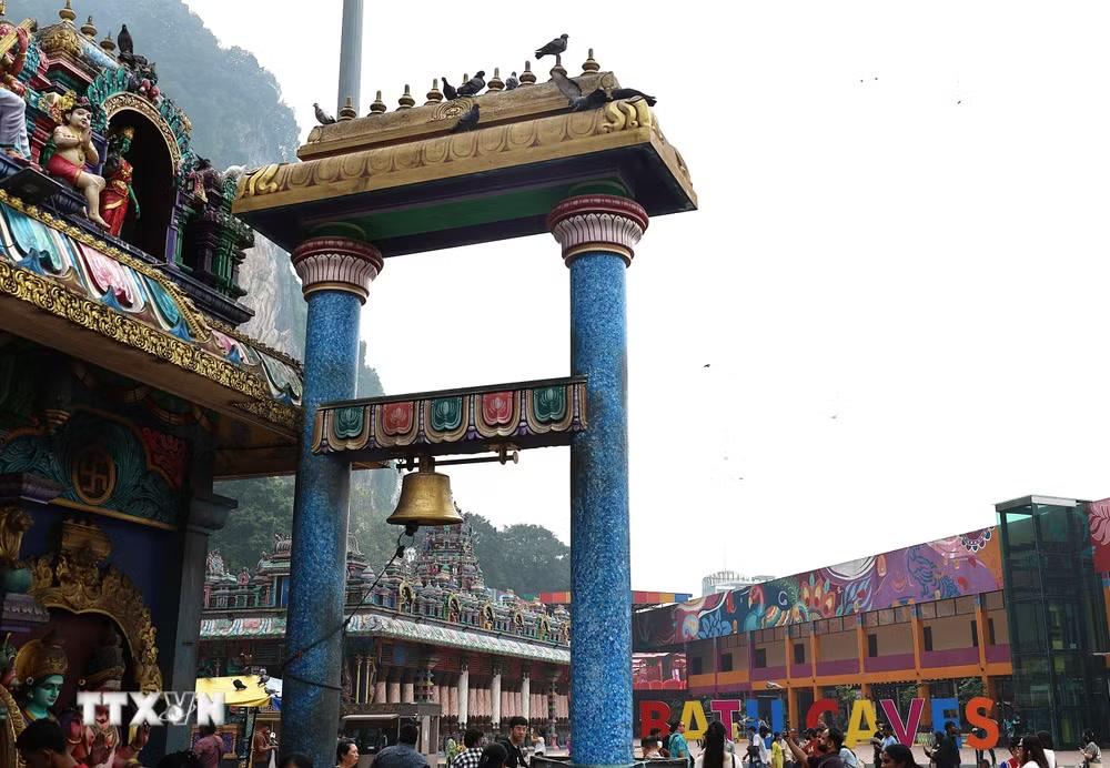Chiếc chuông lớn trong khuôn viên đền Hindu tại Động Batu. (Ảnh: Thanh Bình/TTXVN)