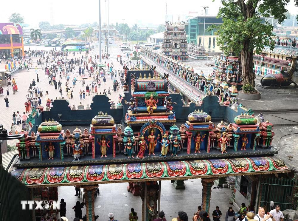 Quang cảnh nhìn từ cầu thang cầu vồng xuống phía dưới sân quân thể Động Batu. (Ảnh: Thanh Bình/TTXVN)