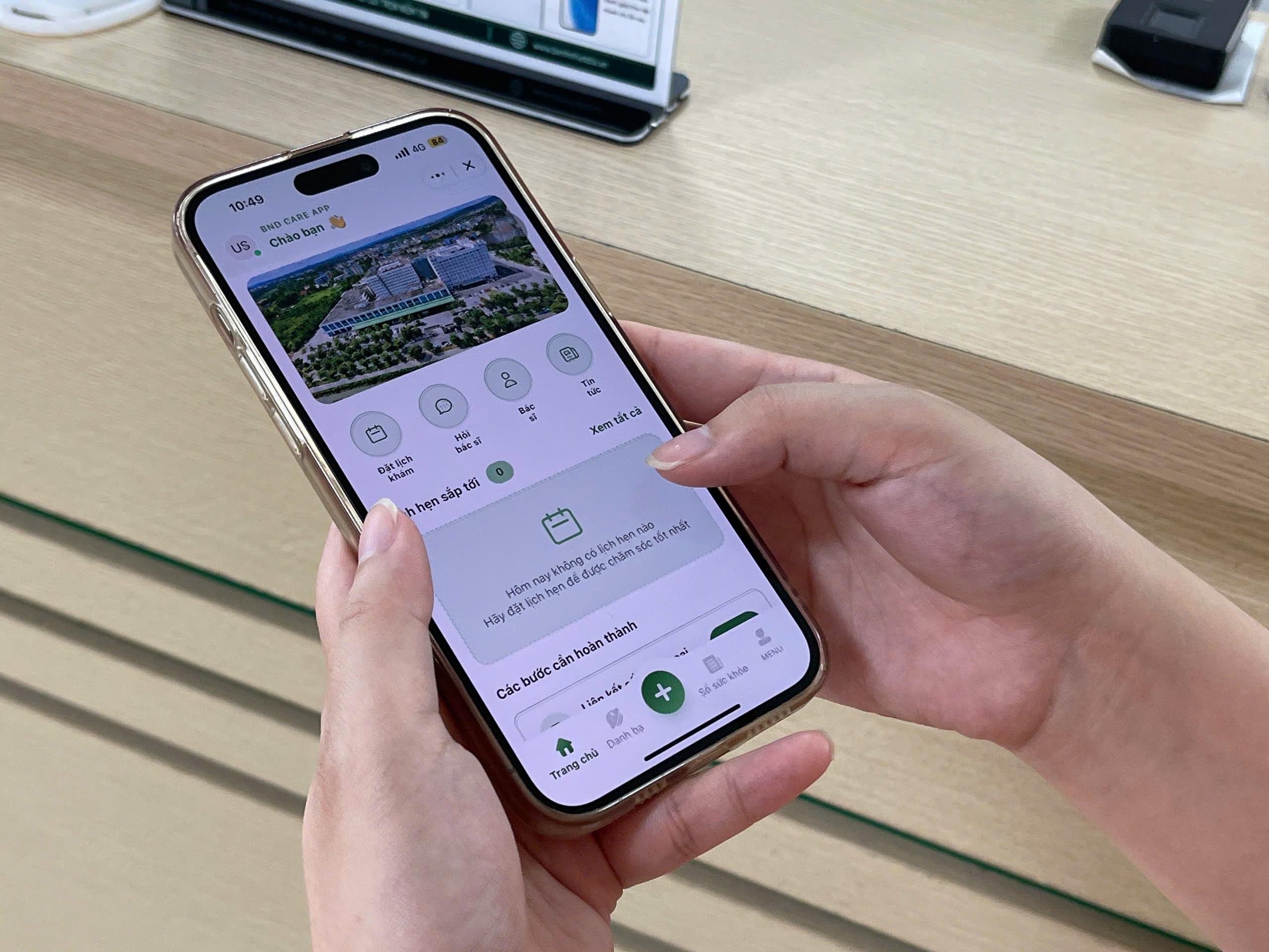  Người dân thao tác trên Zalo Mini App Bệnh viện Bệnh Nhiệt đới Trung ương. 