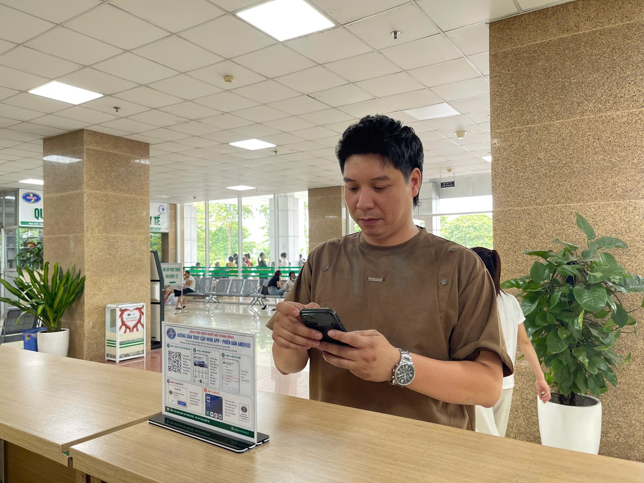  Một vài thao tác quét mã giúp anh Tiến Dũng rút gọn nhiều thủ tục. 