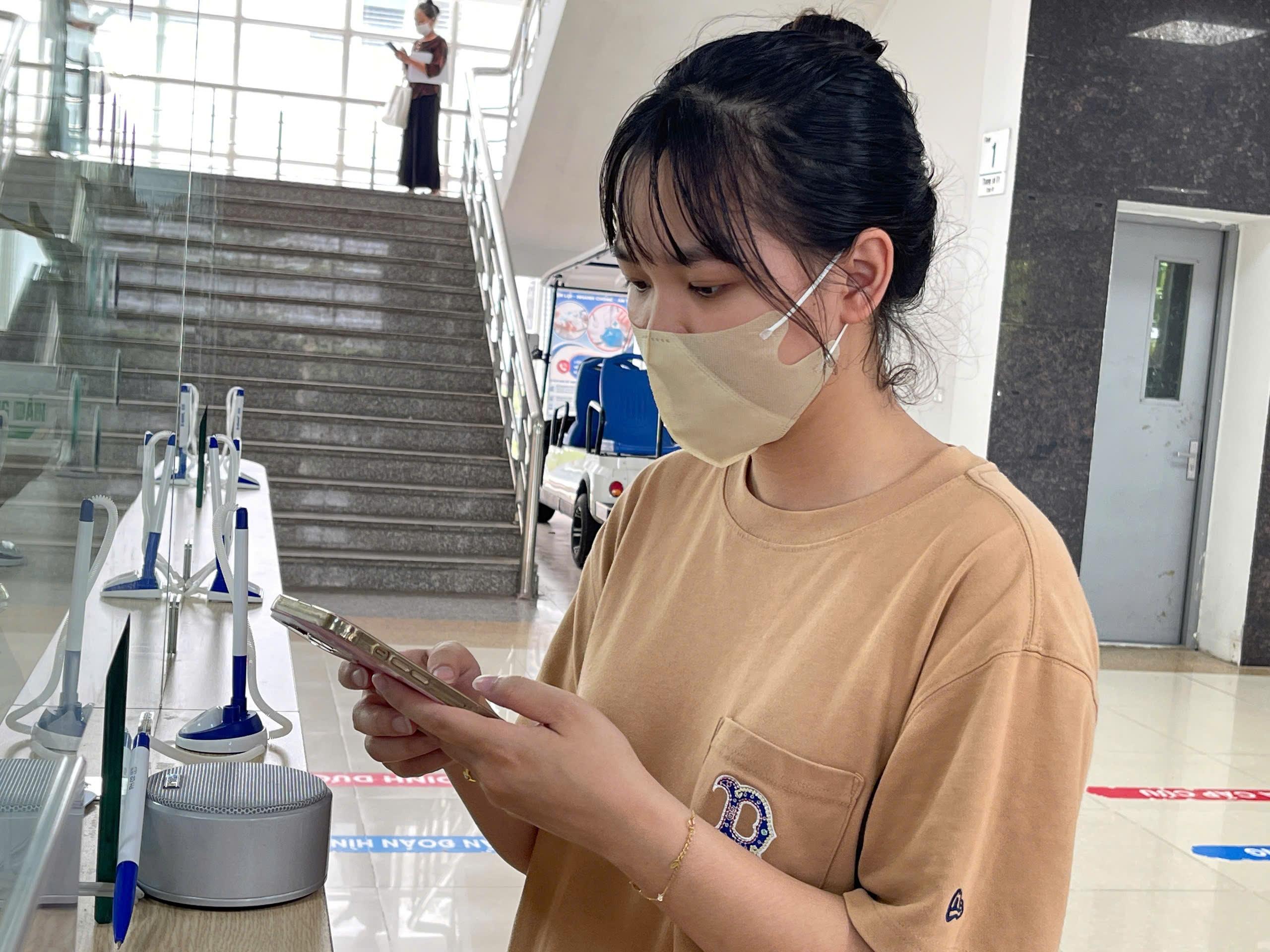  Từng phải đưa mẹ rời nhà từ 5h sáng để xếp số, chị Linh Chi giờ có thể đặt lịch từ nhà, đến viện đúng giờ và theo dõi kết quả trên điện thoại. 