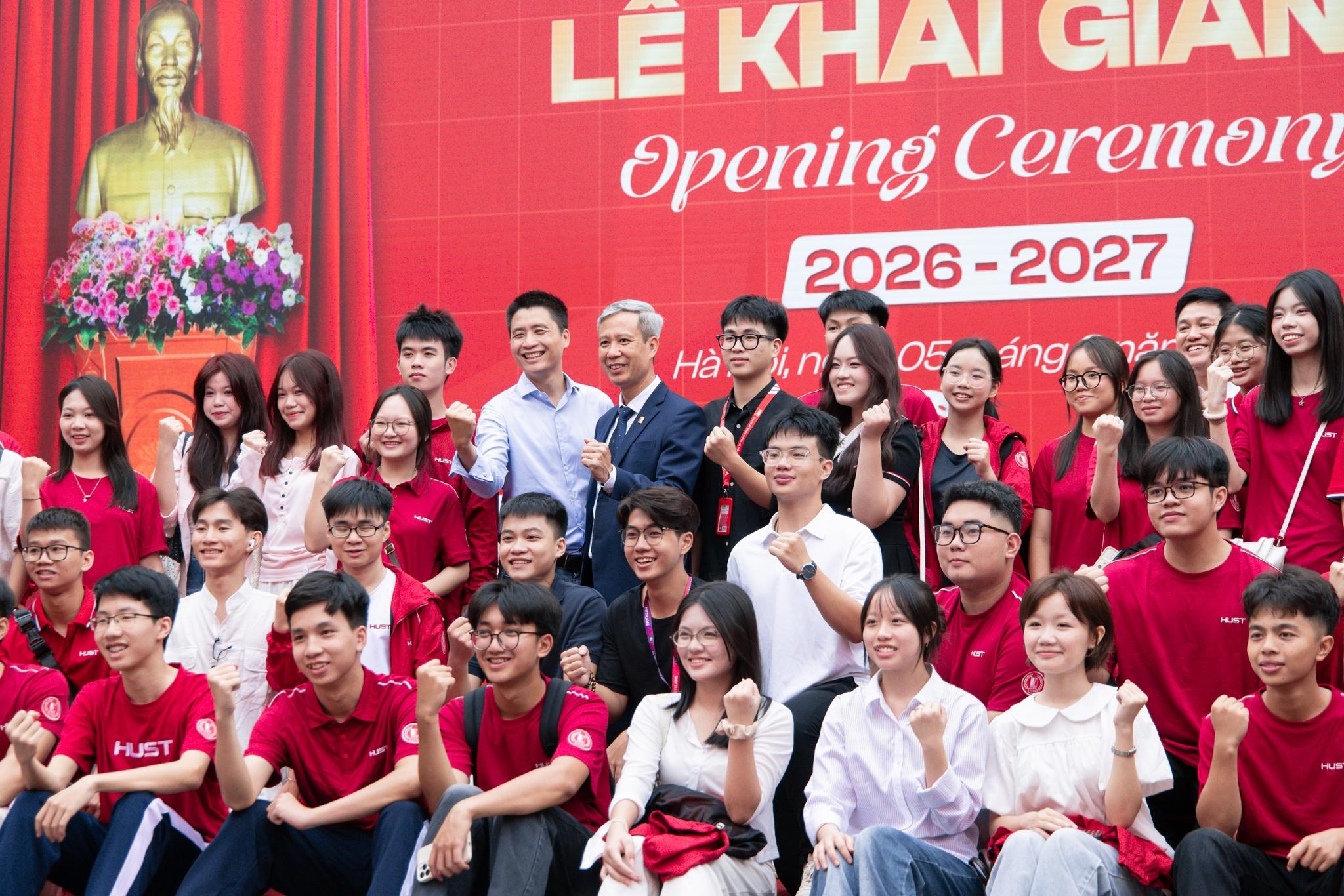  Sinh viên Đại học Bách khoa Hà Nội chụp ảnh cùng GS. TS. Lê Anh Tuấn, Giám đốc Đại học và ông Vương Quang Khải, nhà sáng lập Zalo. 
