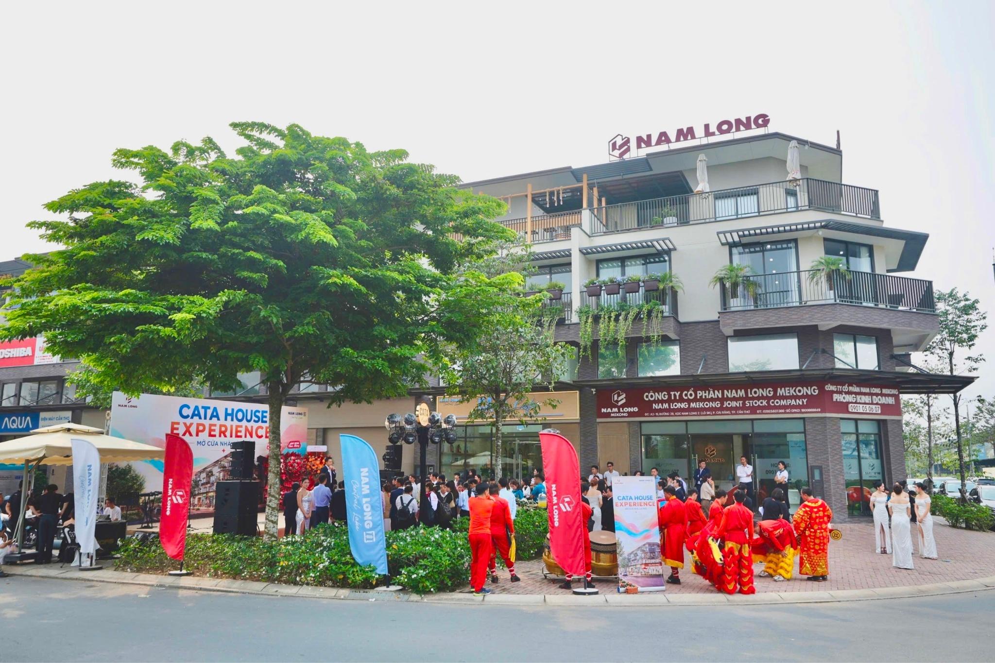 Di chuyển qua tuyến Can Tho Avenue, khách hàng có cơ hội đánh giá trực tiếp vị trí đắc địa của bộ sưu tập Grand Boulevard Collection. Dãy nhà phố CATA chiếm lĩnh mặt tiền các trục đại lộ rộng 47 m gồm Trần Hoàng Na kéo dài và Mai Chí Thọ, kết nối đến các tuyến giao thông trọng điểm cùng khu hành chính tập trung mới của Cần Thơ. Chuyến tham quan qua Can Tho Avenue cũng giúp khách hàng và nhà đầu tư hiểu rõ hơn vì sao CATA House được hoàn thiện theo mô hình kết hợp kinh doanh, làm việc và sinh hoạt trong cùng một căn nhà. Với mặt tiền trên trục đại lộ rộng 47 m, không gian tầng trệt có thể phù hợp với café, F&B, bán lẻ, showroom hoặc dịch vụ phục vụ cư dân; tầng lửng dành cho văn phòng, studio hay hoạt động chuyên môn, trong khi các tầng phía trên vẫn giữ sự riêng tư cho gia đình.