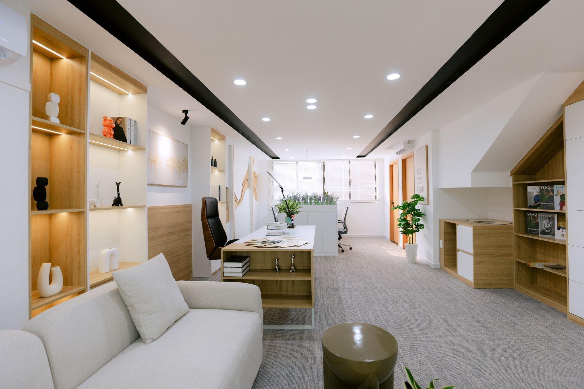 Bước vào bên trong CATA House, khách tham quan trực tiếp trải nghiệm cấu trúc phân tầng được tính toán khoa học, thông minh. Tầng trệt tận dụng mặt tiền đại lộ cho hoạt động kinh doanh và tiếp đón khách, phù hợp mô hình F&B, cà phê, nhà hàng hoặc cho thuê mặt bằng. Tầng lửng bố trí văn phòng, phù hợp doanh nghiệp nhỏ, studio, văn phòng đại diện hoặc mô hình dịch vụ cần không gian làm việc ngay tại nhà. Các tầng phía trên dành cho sinh hoạt gia đình, tạo sự tách biệt cần thiết giữa công việc và đời sống riêng tư. Cấu trúc thiết kế đáp ứng đa dạng nhu cầu sở hữu, giúp chủ nhân chủ động lựa chọn phương án an cư, kinh doanh hoặc tích sản dài hạn.