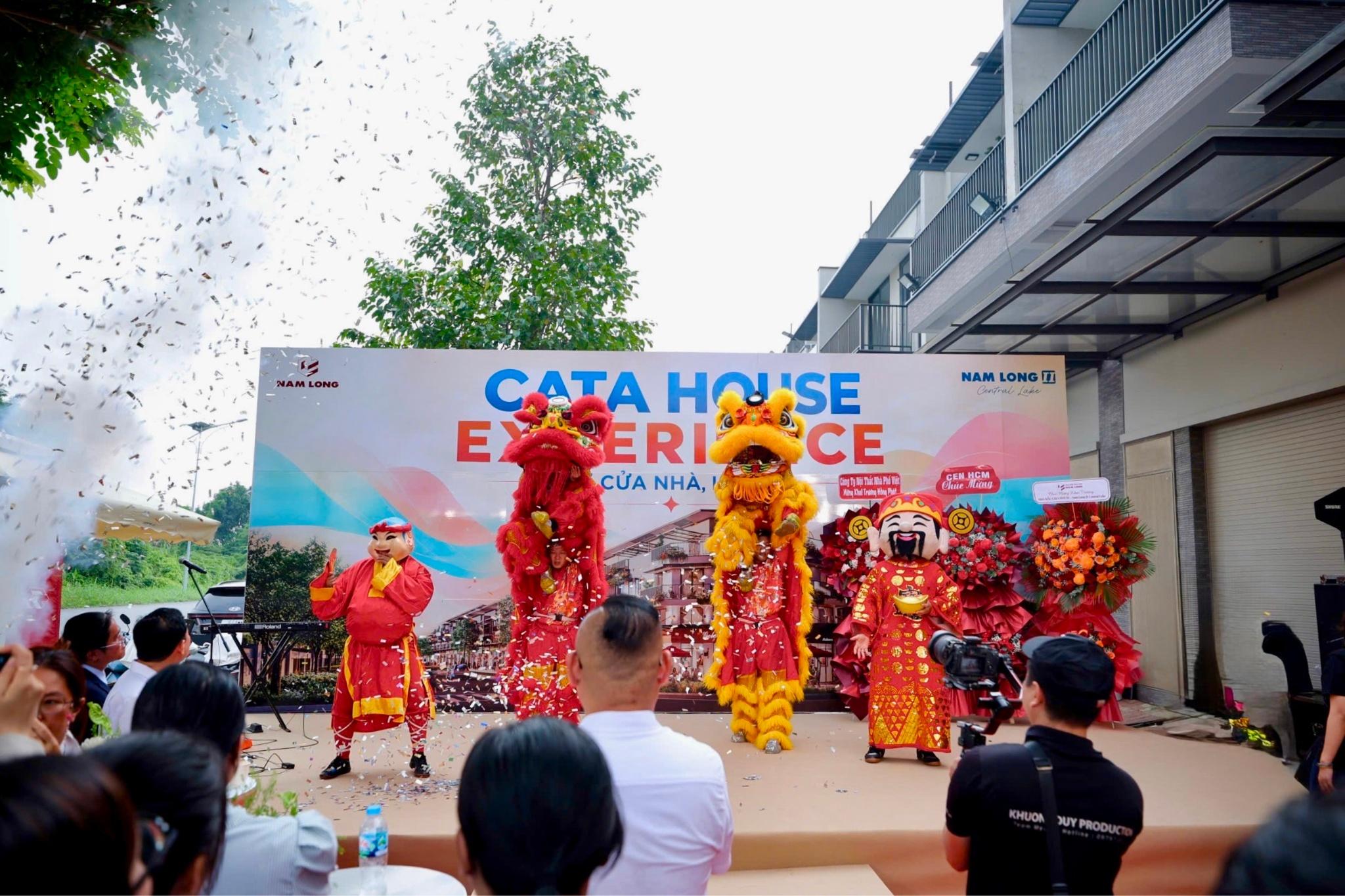 Ngay sau phần đón tiếp, tiếng trống múa lân khai vận vang lên rộn rã, đánh dấu khoảnh khắc CATA House chính thức mở cửa. Hoạt động mang đến không khí phấn khởi, mở đầu hành trình trải nghiệm và khám phá không gian nhà phố CATA, đồng thời gửi gắm kỳ vọng về khởi đầu thuận lợi và hành trình an cư nhiều giá trị.