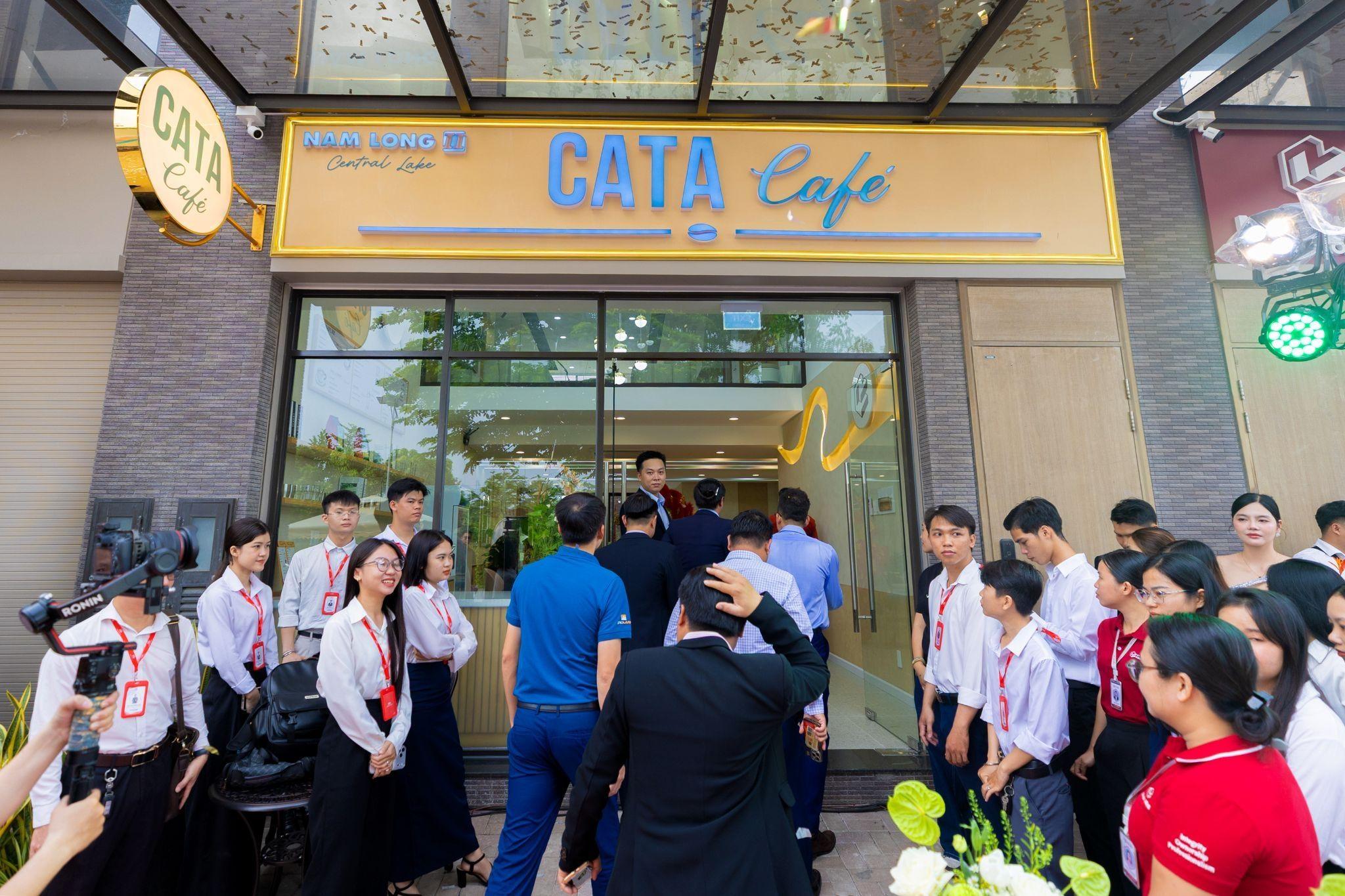 Từ căn nhà đa công năng đến tuyến phố sầm uất phía trước, cách thiết kế linh hoạt mang tính ứng dụng cao của CATA được đặt trong môi trường đô thị đã có cư dân, tiện ích và hoạt động thương mại hiện hữu. Nhờ đó, khách hàng có thể hình dung cụ thể một căn nhà phố không chỉ phục vụ nhu cầu ở, mà còn có khả năng đồng hành cùng hoạt động kinh doanh và kế hoạch sở hữu tài sản dài hạn.