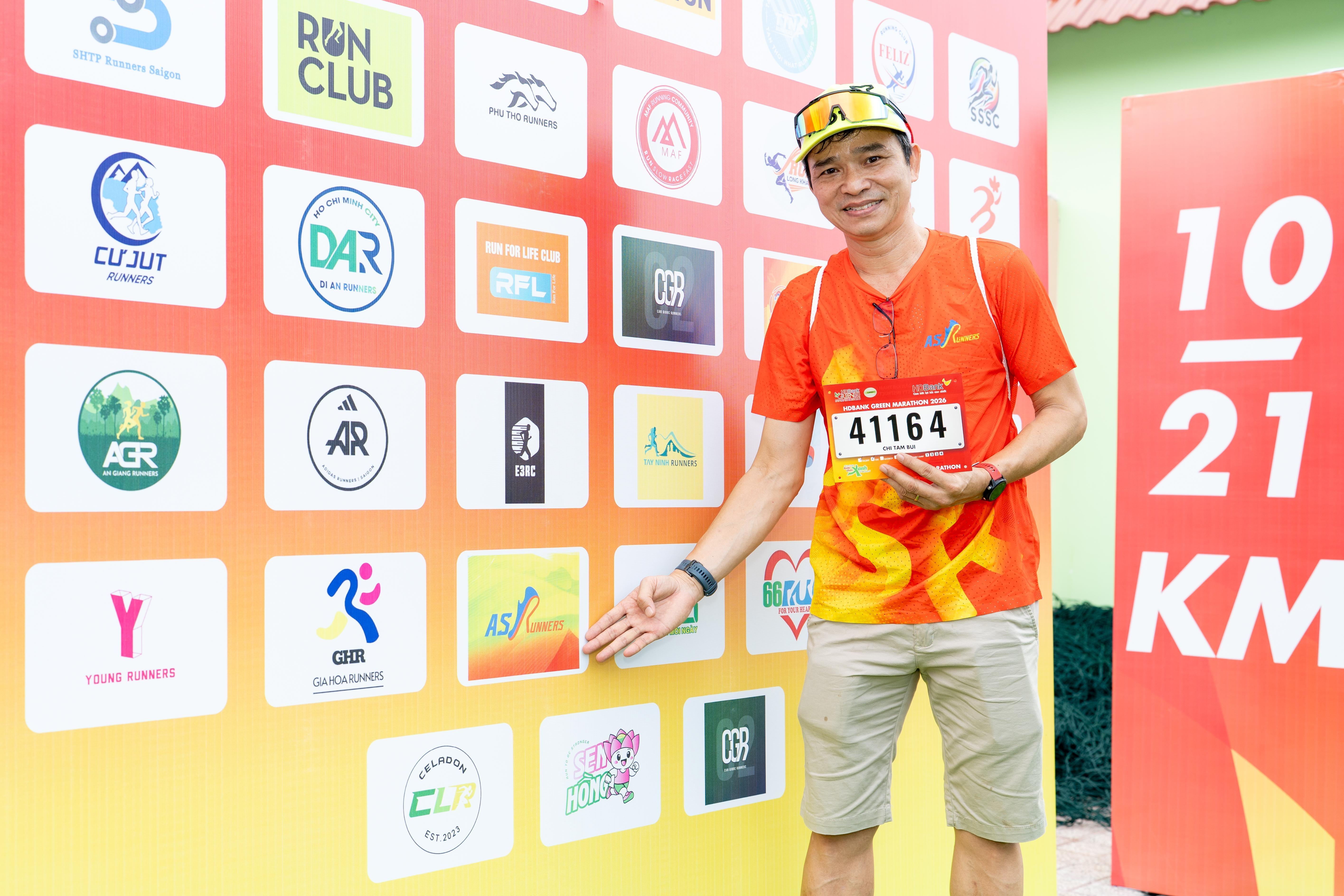  Anh Chí Thanh, 46 tuổi, tham gia HDBank Green Marathon lần thứ 4 và tiếp tục chọn cự ly 42 km. Các mùa trước, anh từng thử sức ở cự ly 21 km và 2 lần chinh phục cự ly 42 km. Điều khiến anh gắn bó với giải là cung đường đẹp, 2 bên là hàng cây xanh mướt, cũng như các hoạt động thiết thực hướng đến môi trường và cộng đồng. “Tôi thích thông điệp về giải chạy xanh, bên cạnh đó còn có chương trình ý nghĩa như trồng cây, gây quỹ và hỗ trợ cho người dân khó khăn. Năm nay, công việc khá bận nên tôi mới tập luyện lại từ tháng 4, không đặt nặng thành tích, nhưng hy vọng có thể duy trì kỷ lục cá nhân”, anh bày tỏ. 