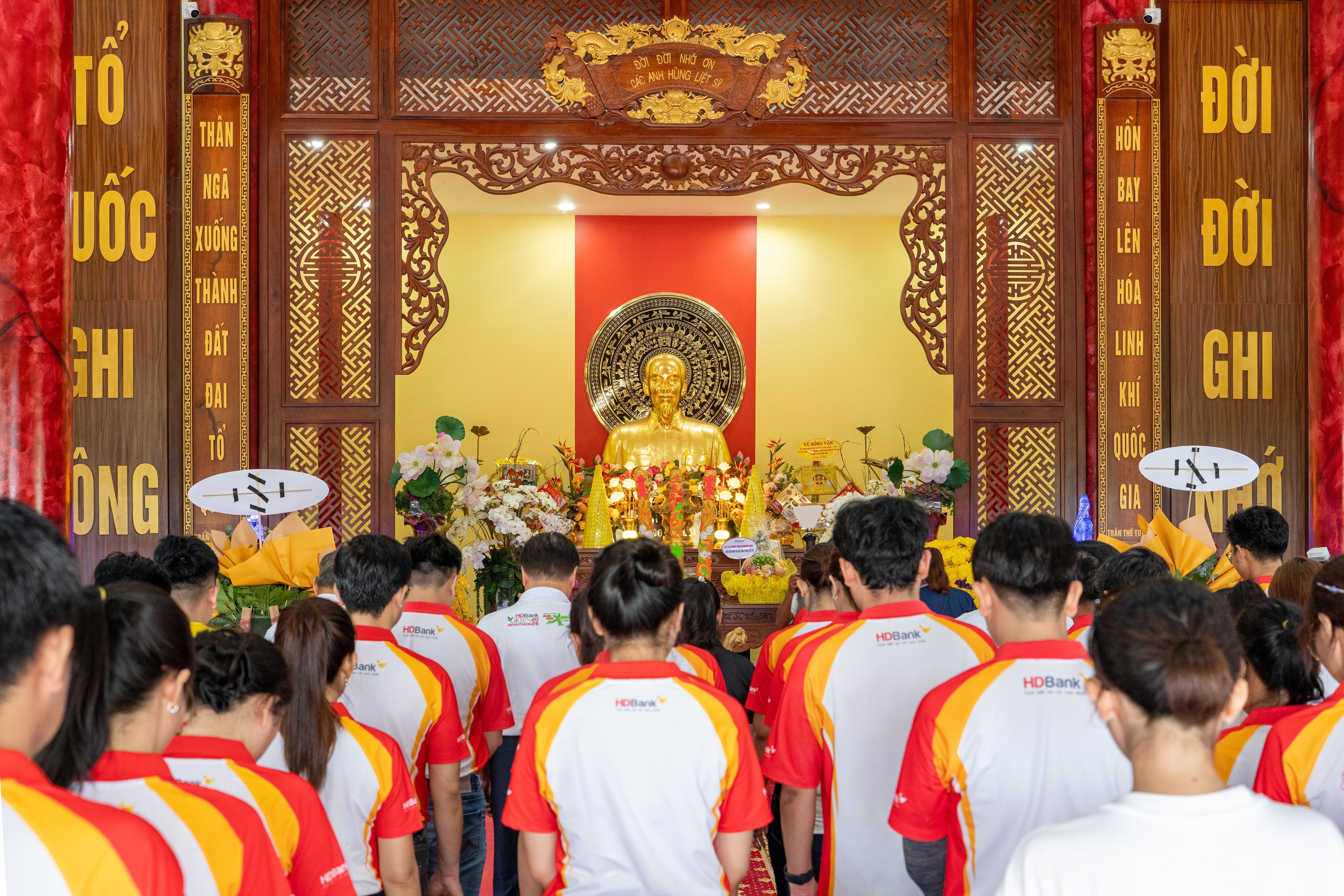  Cũng trong ngày 19/9, đoàn tổ chức và các đại biểu thực hiện lễ viếng Đền thờ Anh hùng, Liệt sĩ Rừng Sác. Nghi thức dâng hoa, dâng hương diễn ra trong không gian trang nghiêm, tạo khoảng lặng giữa một ngày nhiều hoạt động thể thao. Từ rừng ngập mặn đến dấu tích lịch sử, Cần Giờ hiện lên với nhiều lớp giá trị hơn địa điểm tổ chức giải, qua đó tăng thêm sự gắn kết giữa HDBank Green Marathon và vùng đất đăng cai. 
