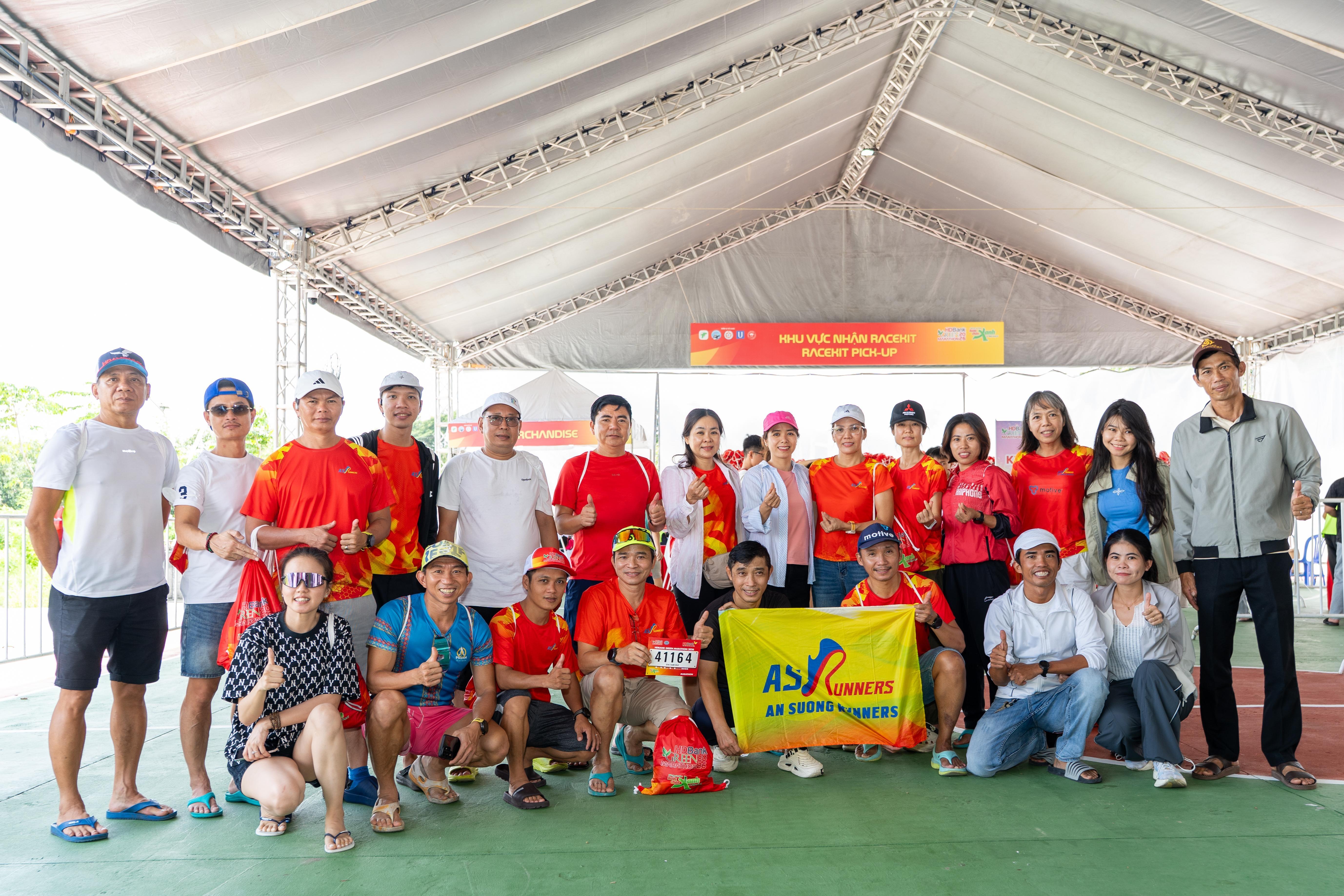  Sự hiện diện của nhiều CLB với đông thành viên là một trong những điểm nhấn nổi bật tại Expo năm nay. Có nhóm quy tụ hơn 40 thành viên như CLB An Sương (quận 12 cũ, TP.HCM), trải đều từ cự ly 5 km đến marathon 42 km. Với cộng đồng chạy bộ, race weekend là dịp để những người vốn quen biết nhau qua các buổi tập có dịp hội ngộ, trong khi các runner lần đầu gặp mặt được kết nối trực tiếp tại cùng một sự kiện. 